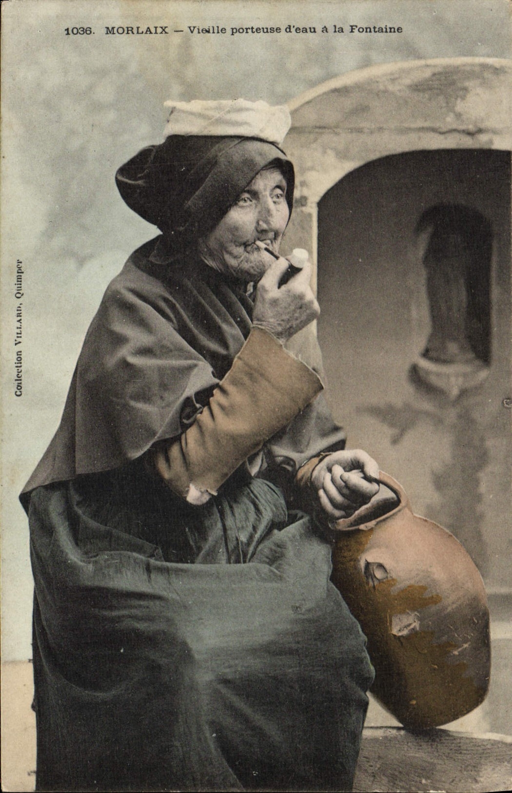 CPA Folklore Tabac Morlaix Vieille porteuse d'eau a la fontaine