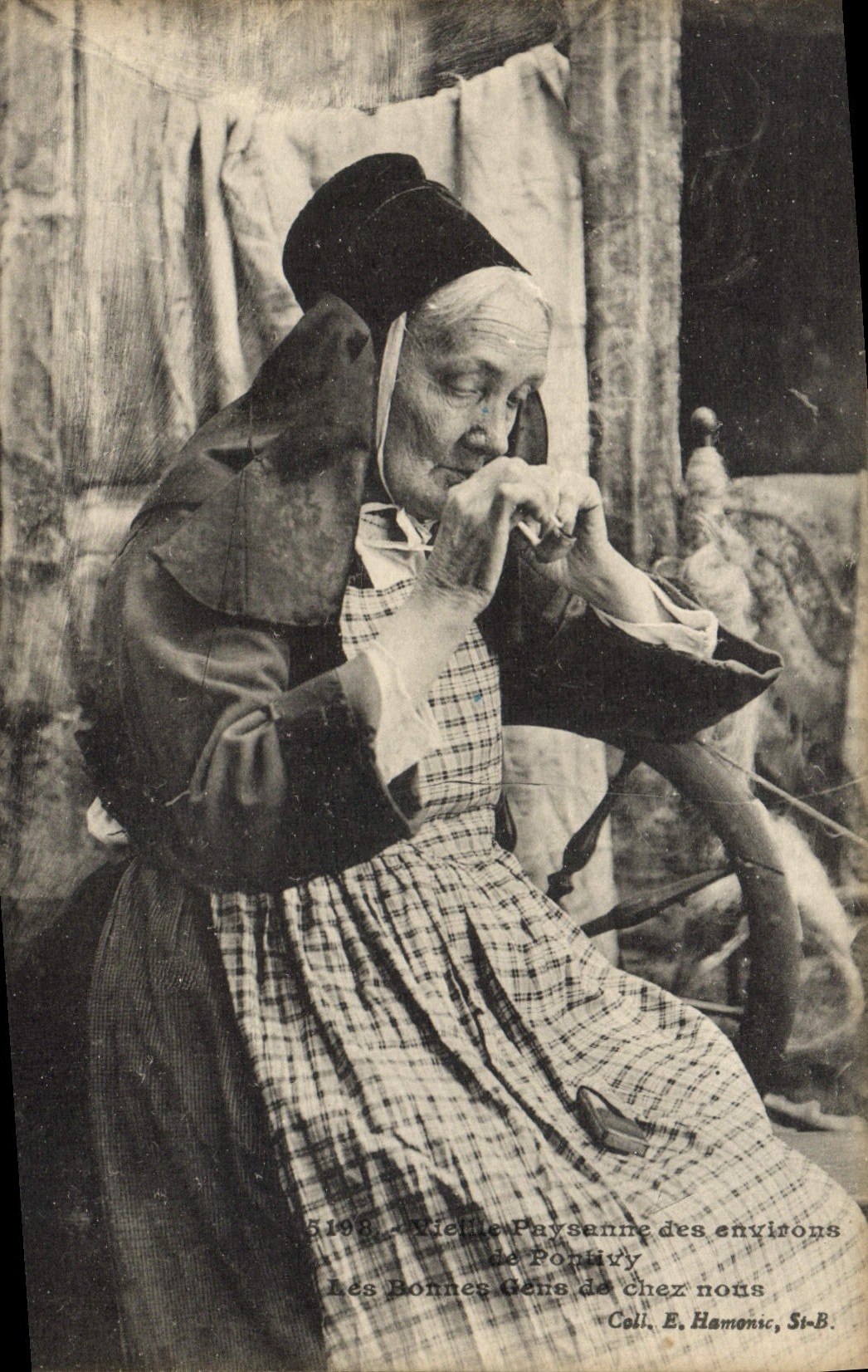 CPA Folklore Tabac Paysanne aux environs de Pontivy 