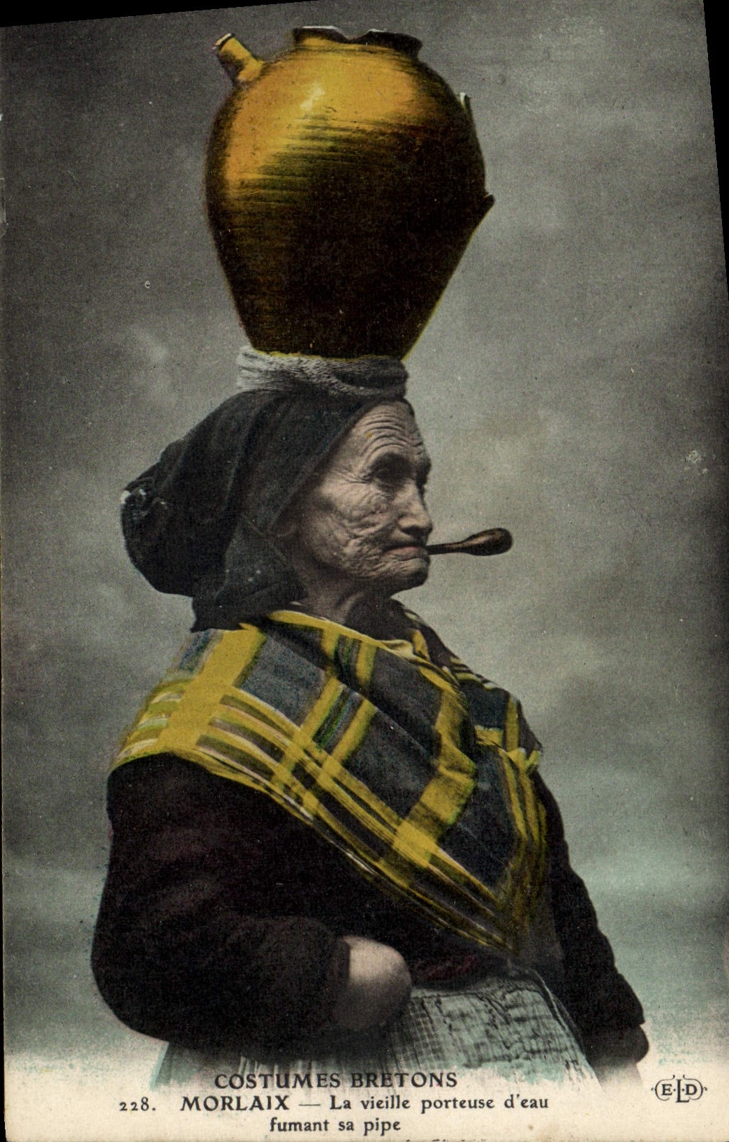 CPA Folklore Tabac Morlaix La vieille porteuse d'eau fumant sa pipe