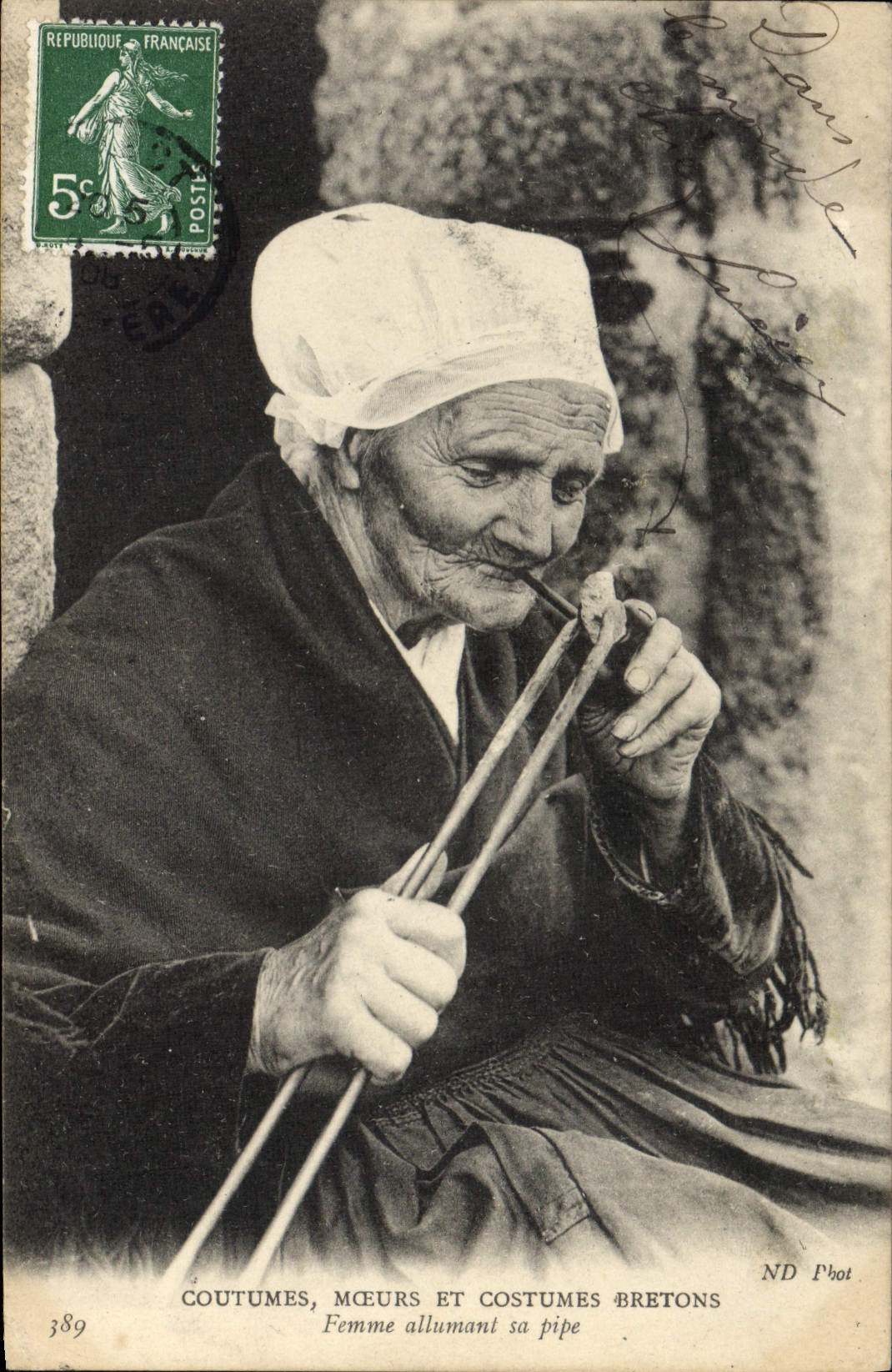 CPA Folklore Tabac Femme allumant sa pipe