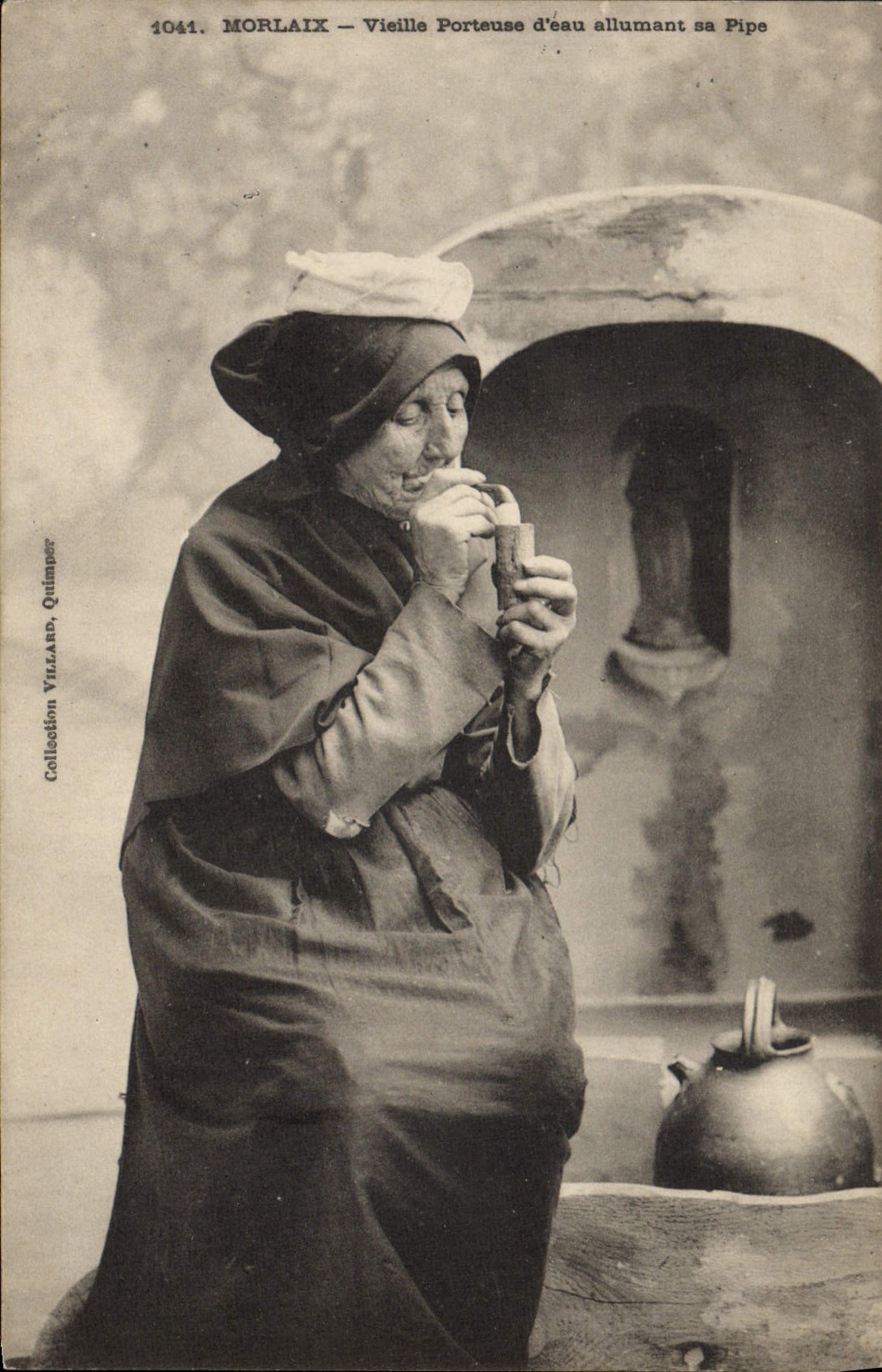 CPA Folklore Tabac Morlaix Vieille porteuse d'eau allumant sa pipe