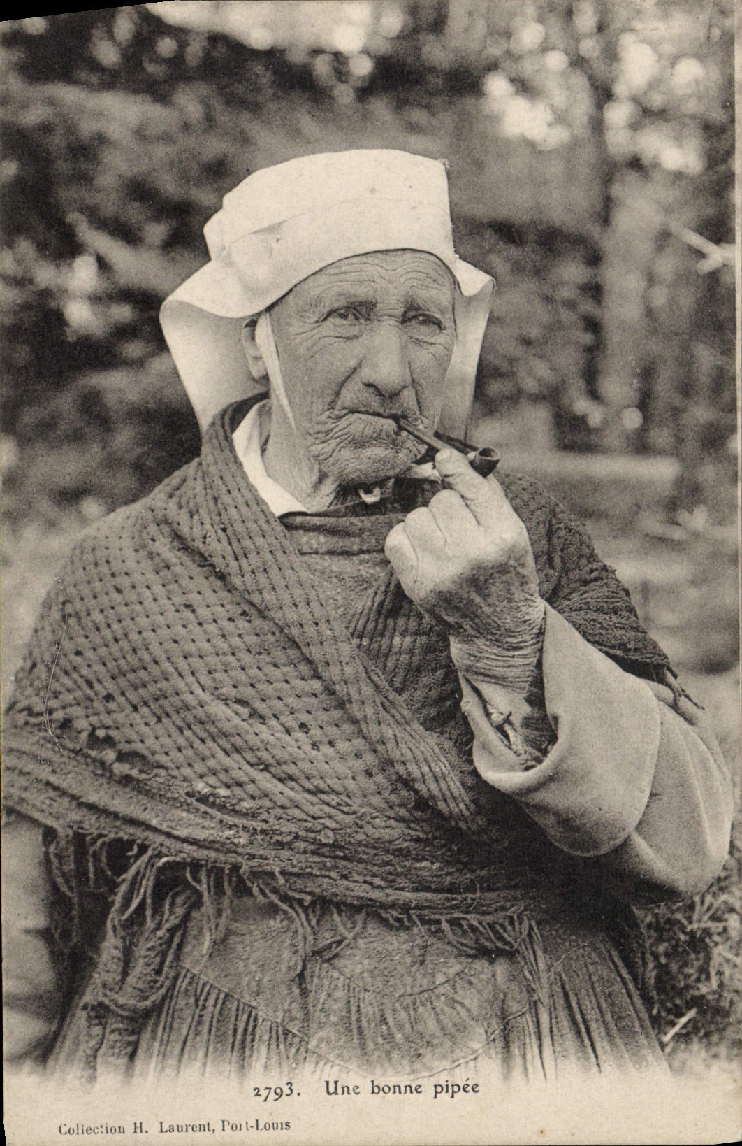 CPA Folklore Tabac Une bonne pipe Femme