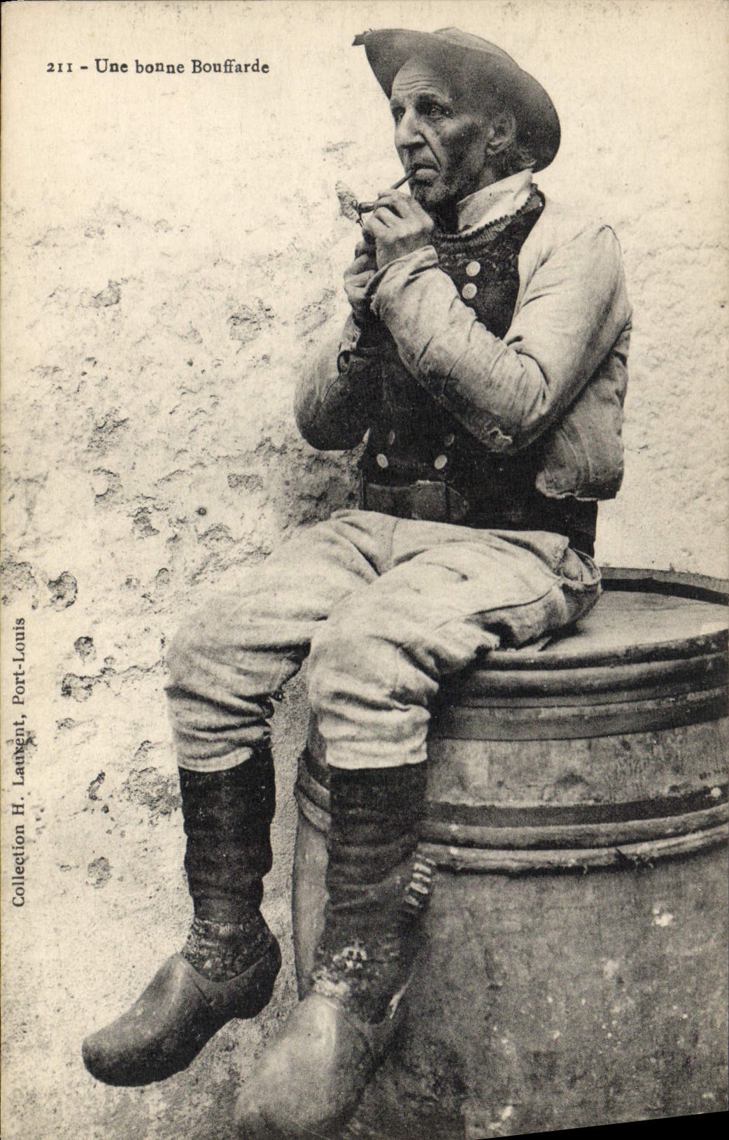 CPA Folklore Tabac La bonne bouffade Pipe