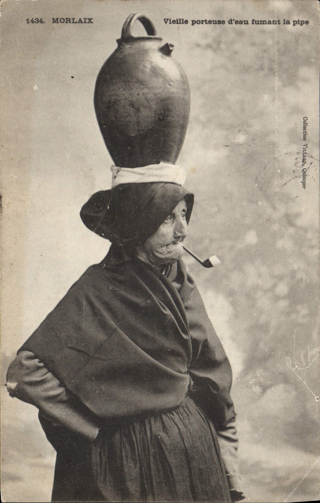 CPA Folklore Tabac Morlaix Vieille porteuse d'eau allumant sa pipe