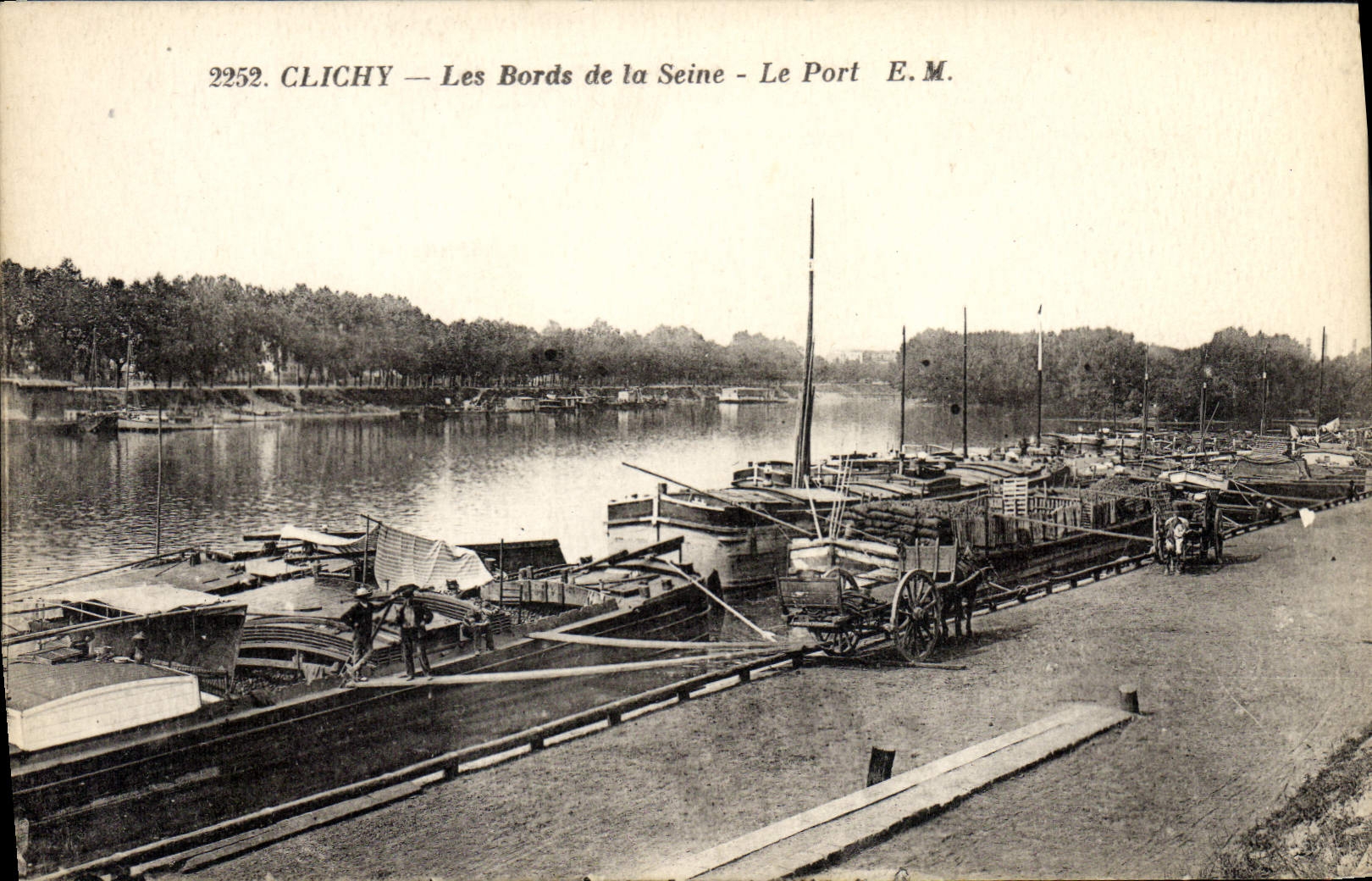 CPA Bateau Peniche Clichy Les bords de la Seine Le port