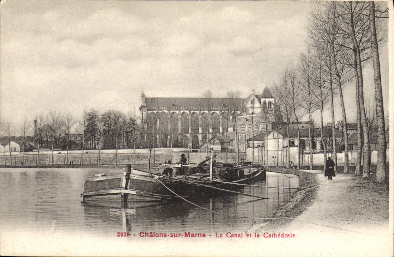 CPA Bateau Peniche Chalons sur Marne Le canal et la cathedrale