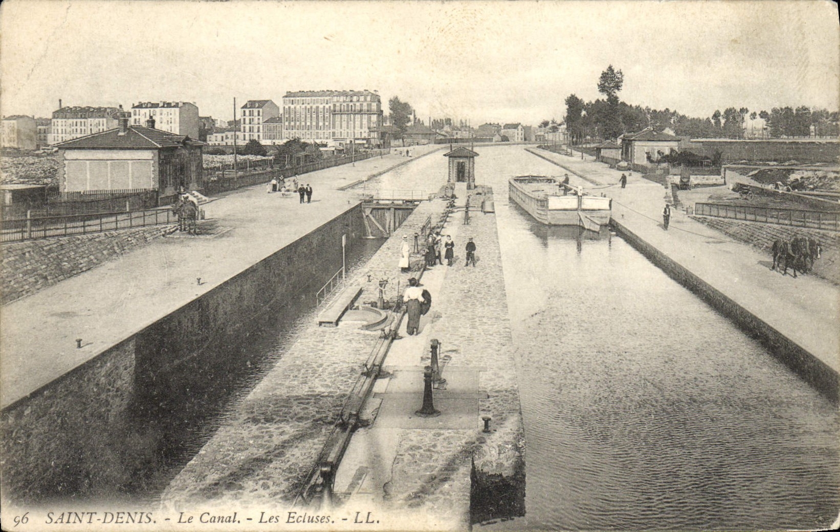 CPA Bateau Peniche Saint-Denis Le canal Les ecluses