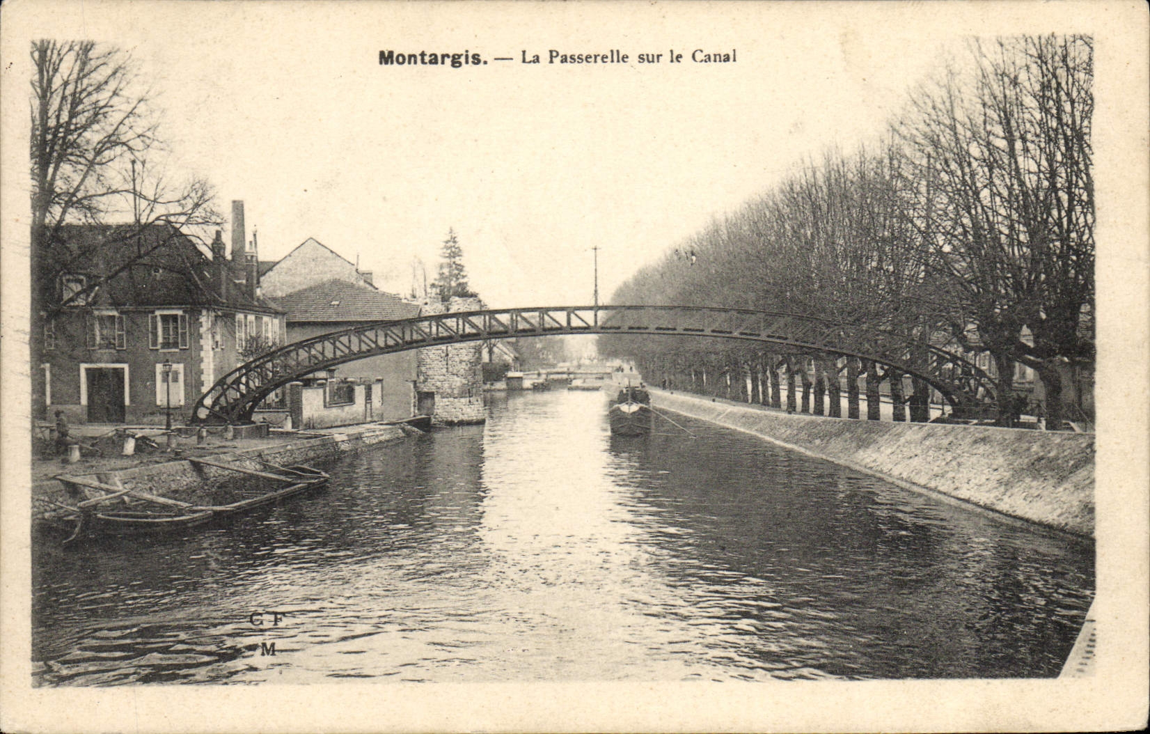 CPA Bateau Peniche Montargis La passerelle sur le canal