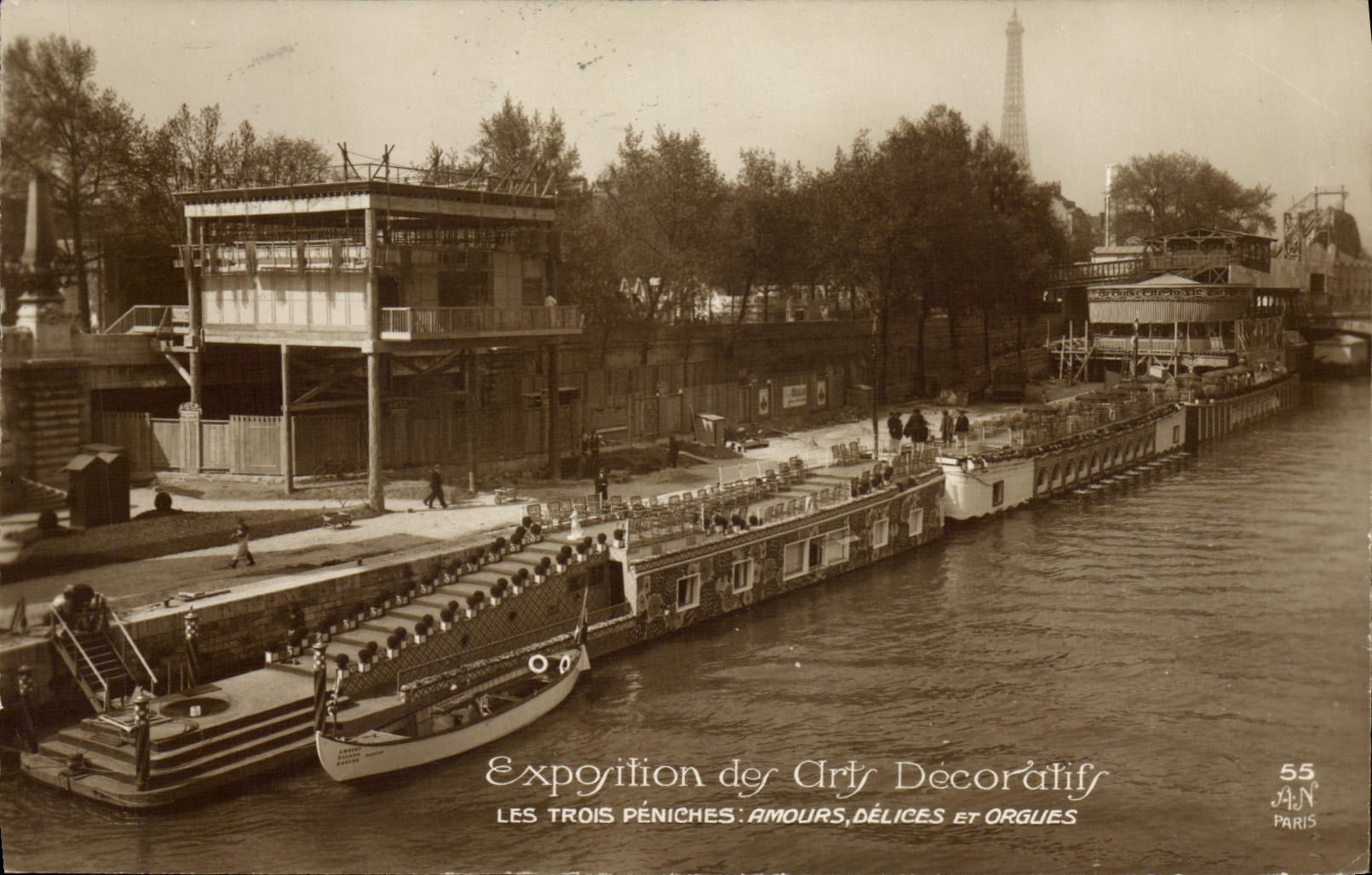 CPA Bateau Peniche Paris Exposition des Arts Decoratifs Les trois peniches Amours Delices et Orgues