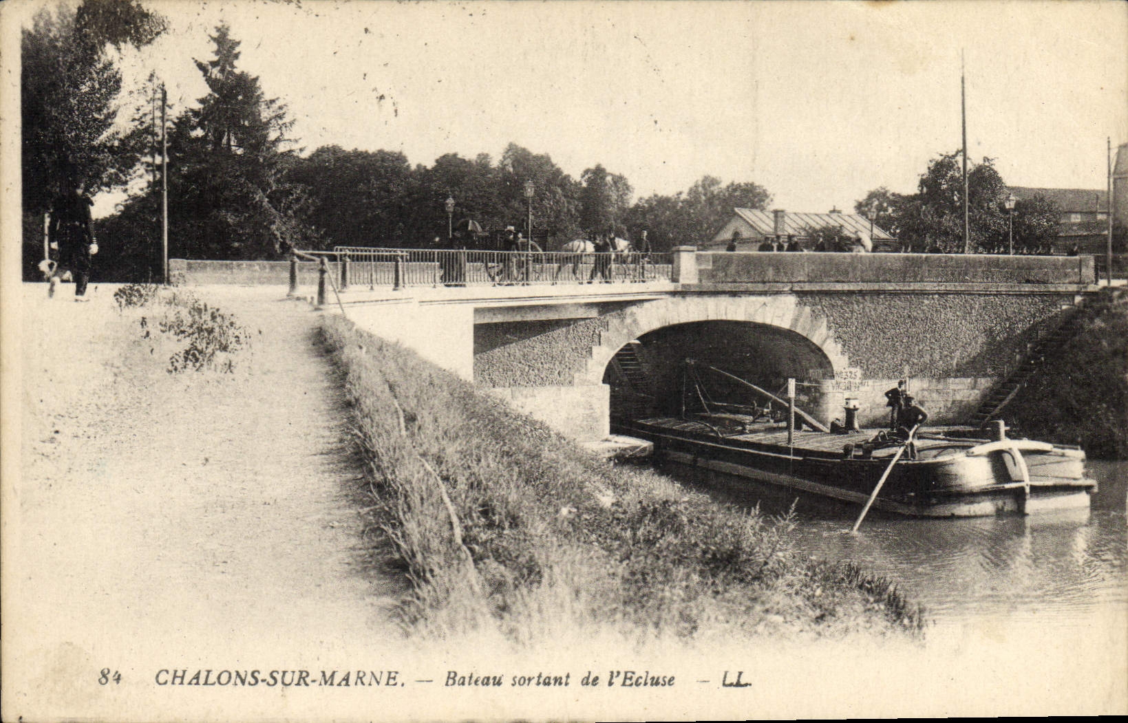 VINTAGE POSTCARD Boat Barge Trawl-nets on the Marne outgoing Boat of the lock