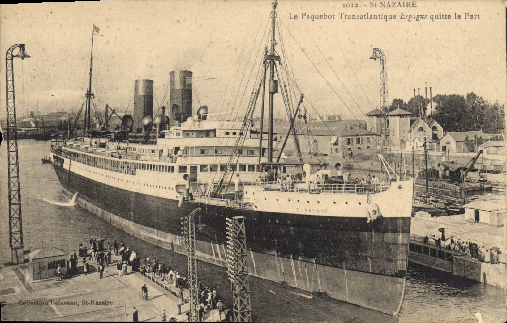 VINTAGE POSTCARD Bateau Saint-Nazaire Steamer the transatlantic liner Spain leaves the port