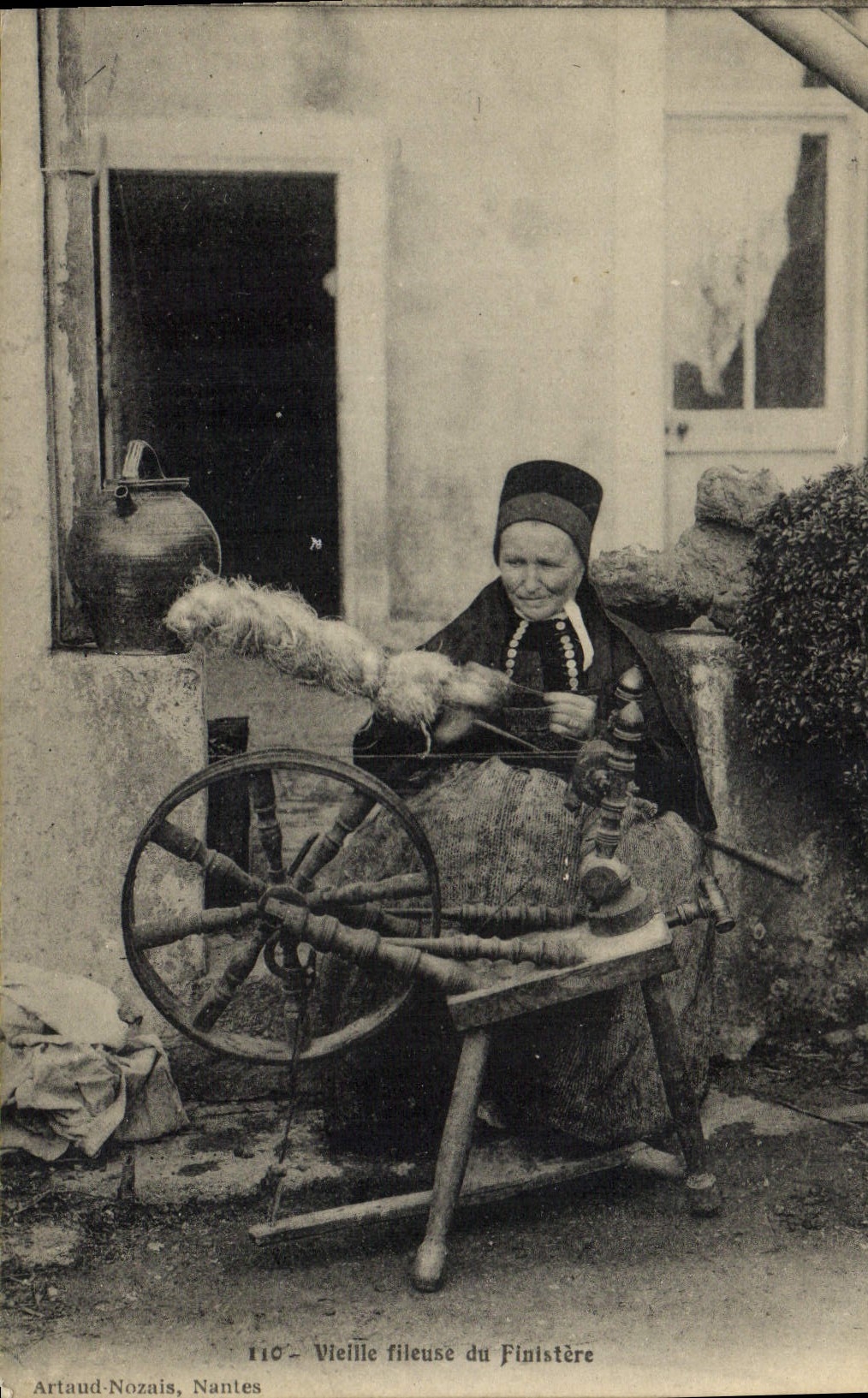 CPA Folklore Vieille fileuese du Finistere 
