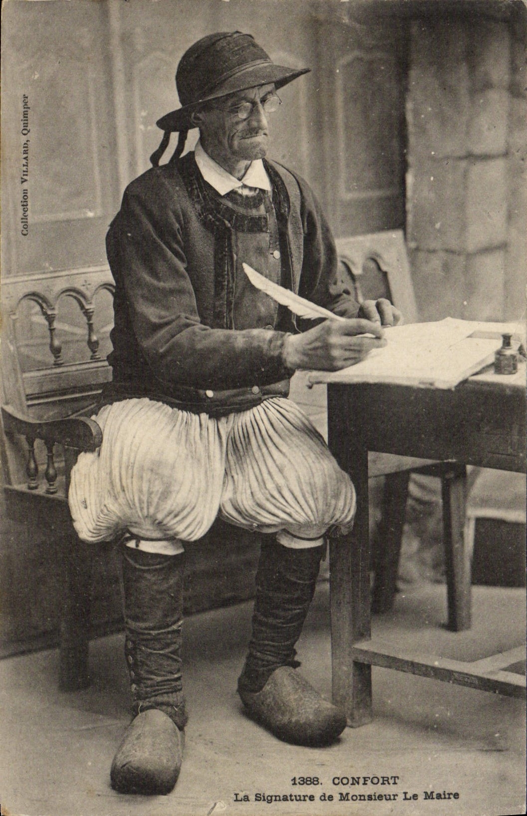 CPA Folklore Confort La signature de Monsieur le Maire
