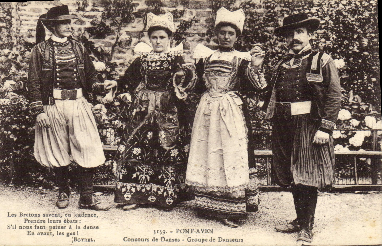 VINTAGE POSTCARD Folklore Pont Aven Concours de dances Groups dancers