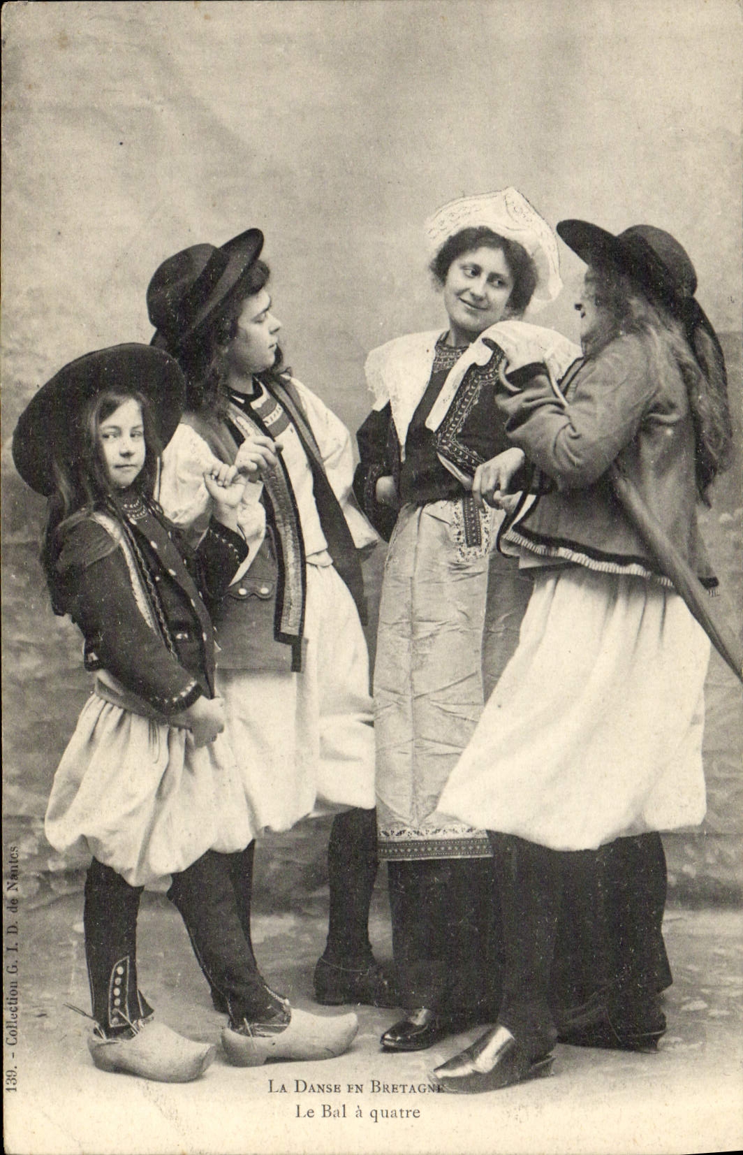 CPA Folklore La danse en Bretagne Le bal a quatre 
