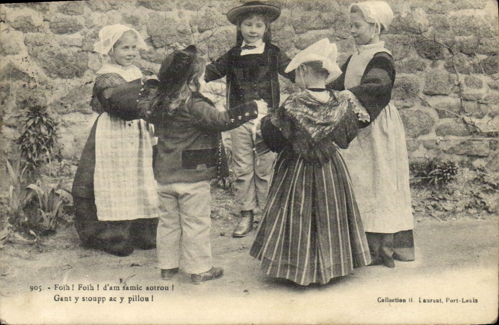 CPA Folklore Enfants Danse 