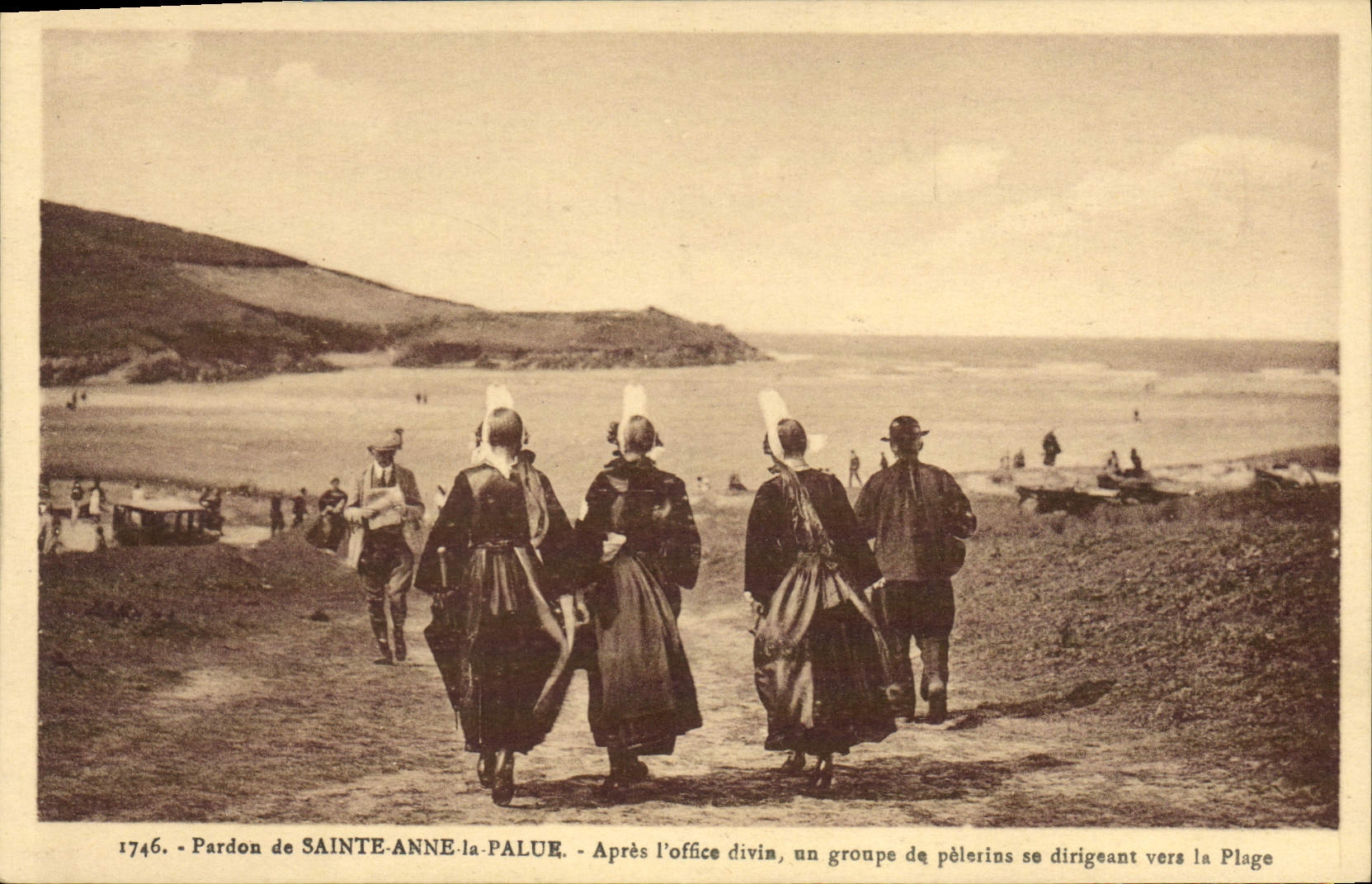 CPA Folklore Pardon de Sainte Anne la Palue Apres l'office divin un groupe de pelerins se dirigeant vers la plage 