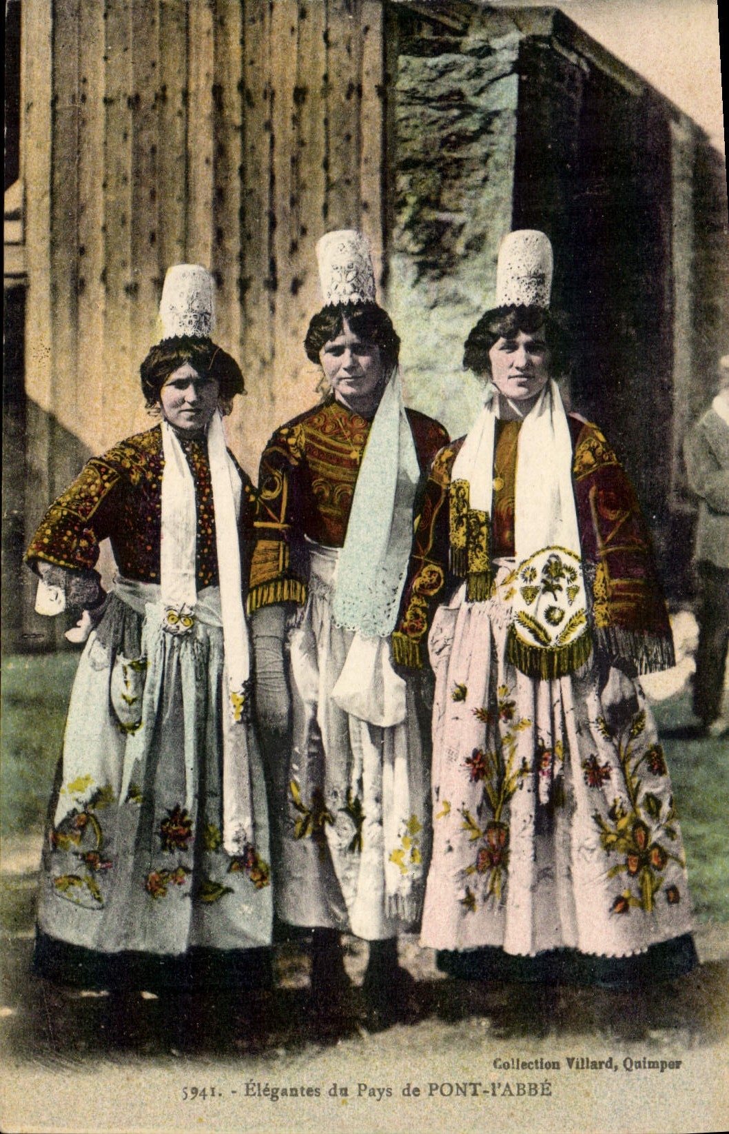 CPA Folklore Elegantes du pays de Pont L'Abbe 