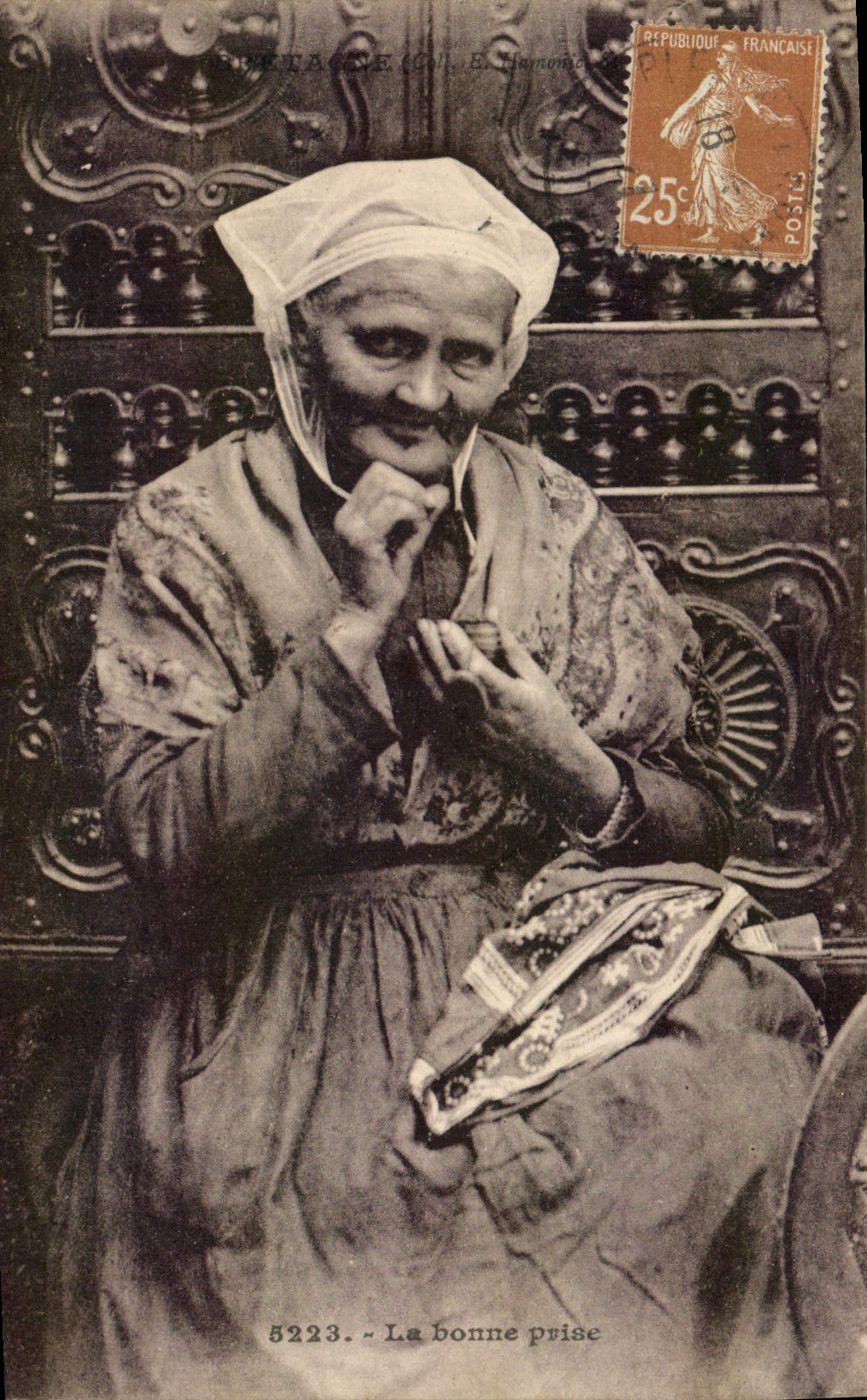 CPA Folklore la bonne prise Tabac 