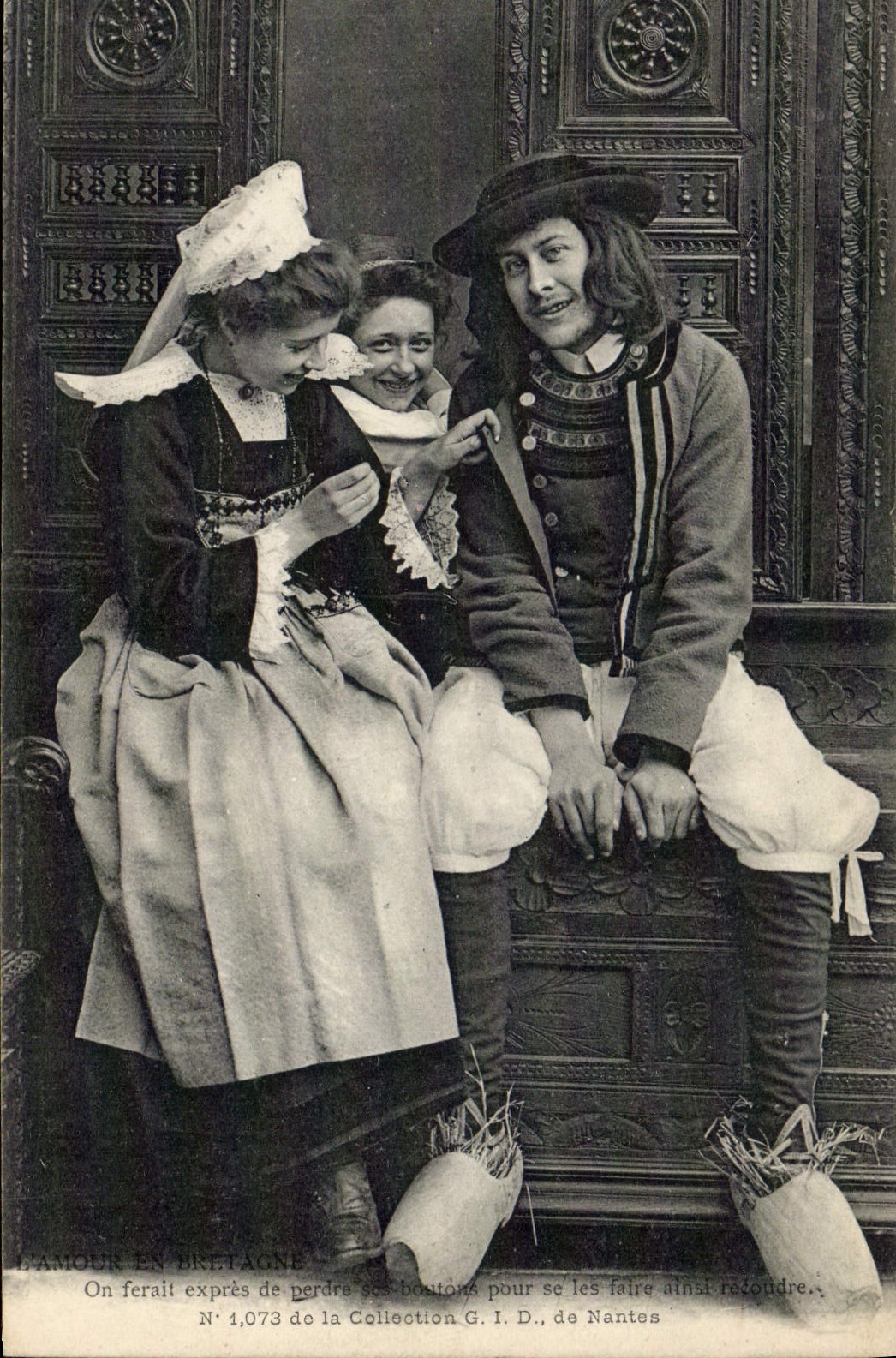 CPA Folklore L'amour en Bretagne 