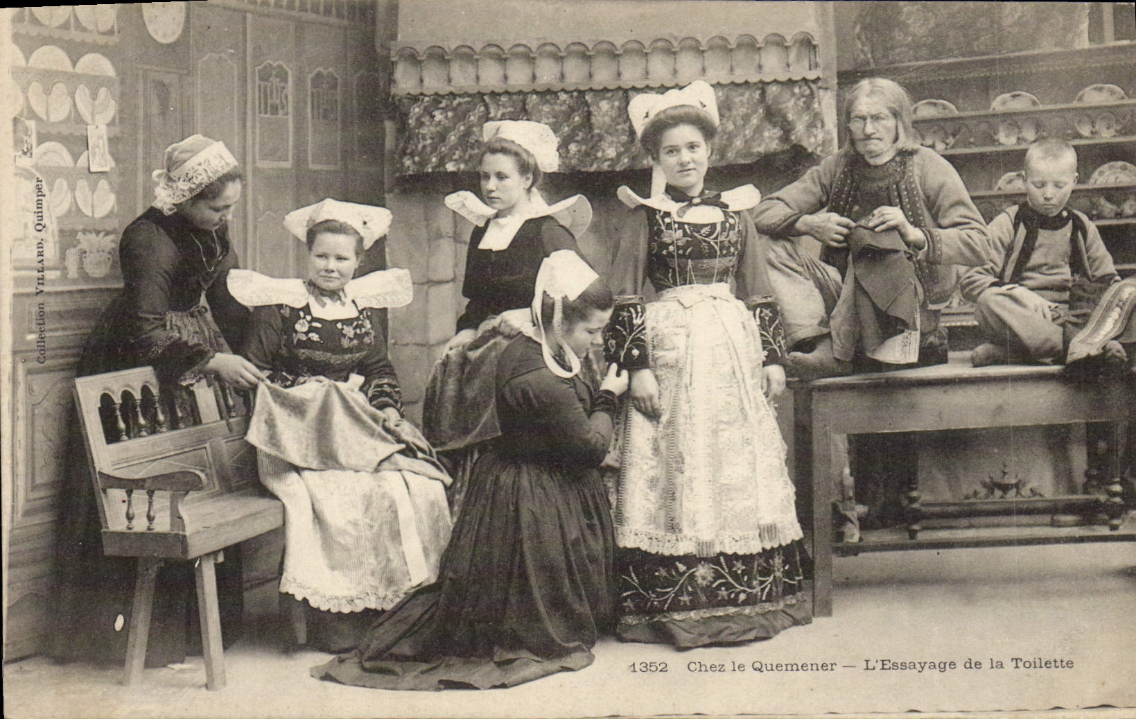 CPA Folklore Chez le Quemener L'essayage de la toilette 