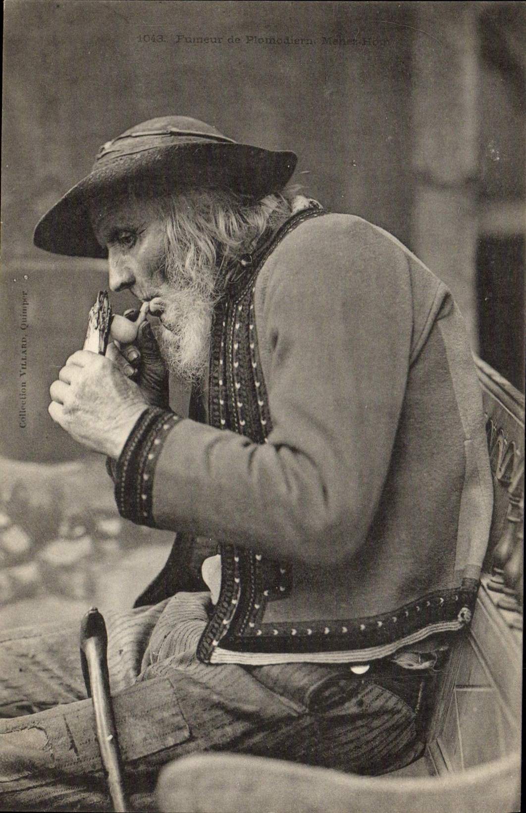 CPA Folklore Fumeur de Plomodiern Morbihan Tabac 