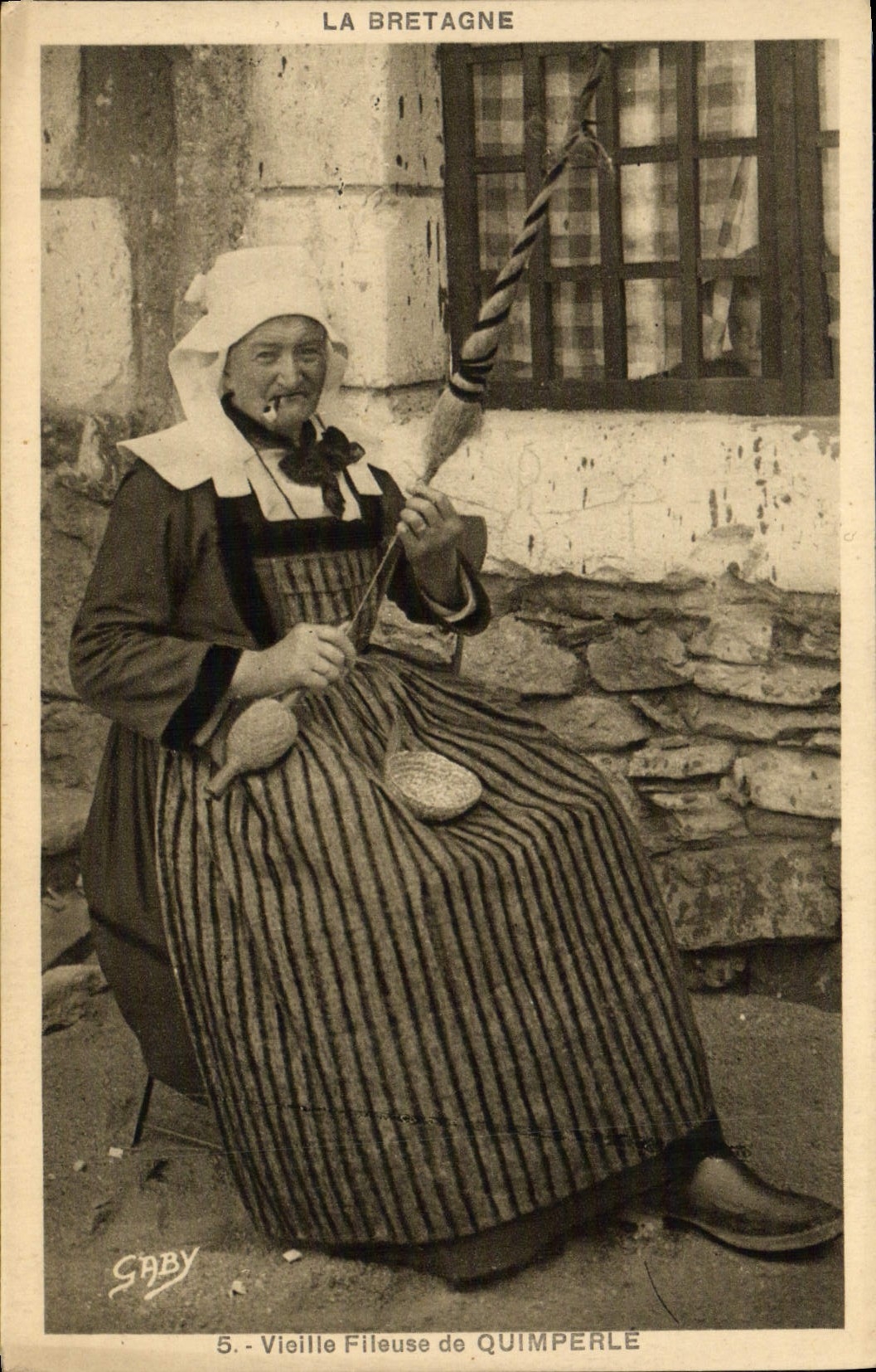 CPA Folklore Bretagne Vieille fileuse de Quimperle