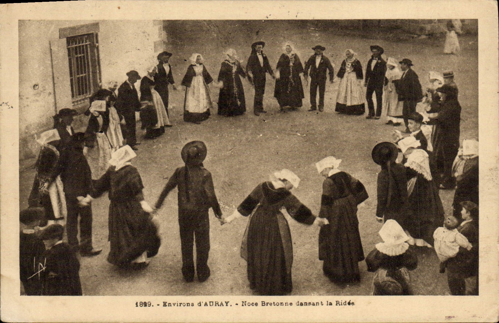 CPA Folklore Environs d'Auray Noce bretonne dansant la ridee