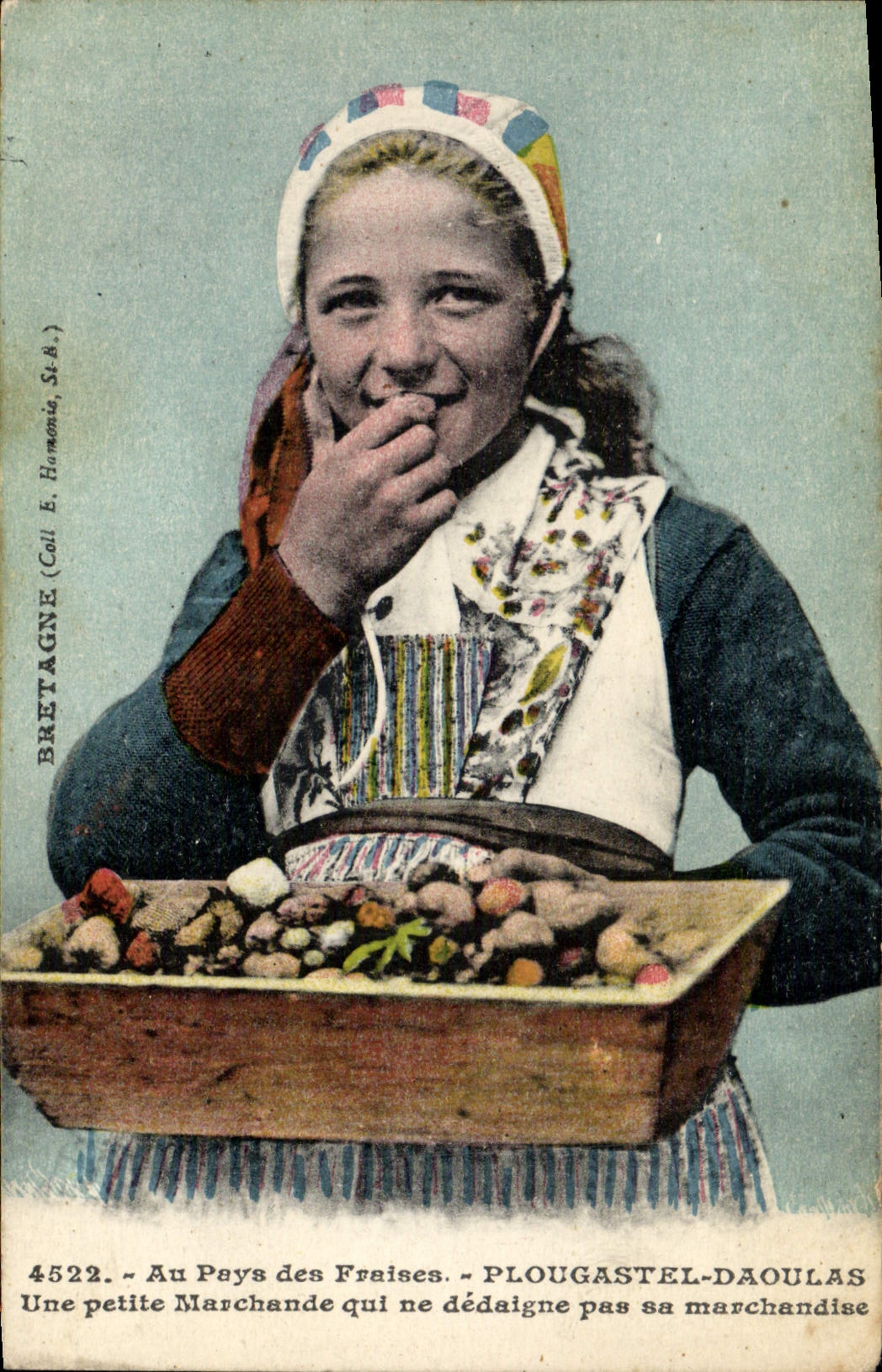 CPA Folklore Au pays des Fraises Plougastel Daoulas Une petite marchande qui ne dedaigne pas sa marchandise 