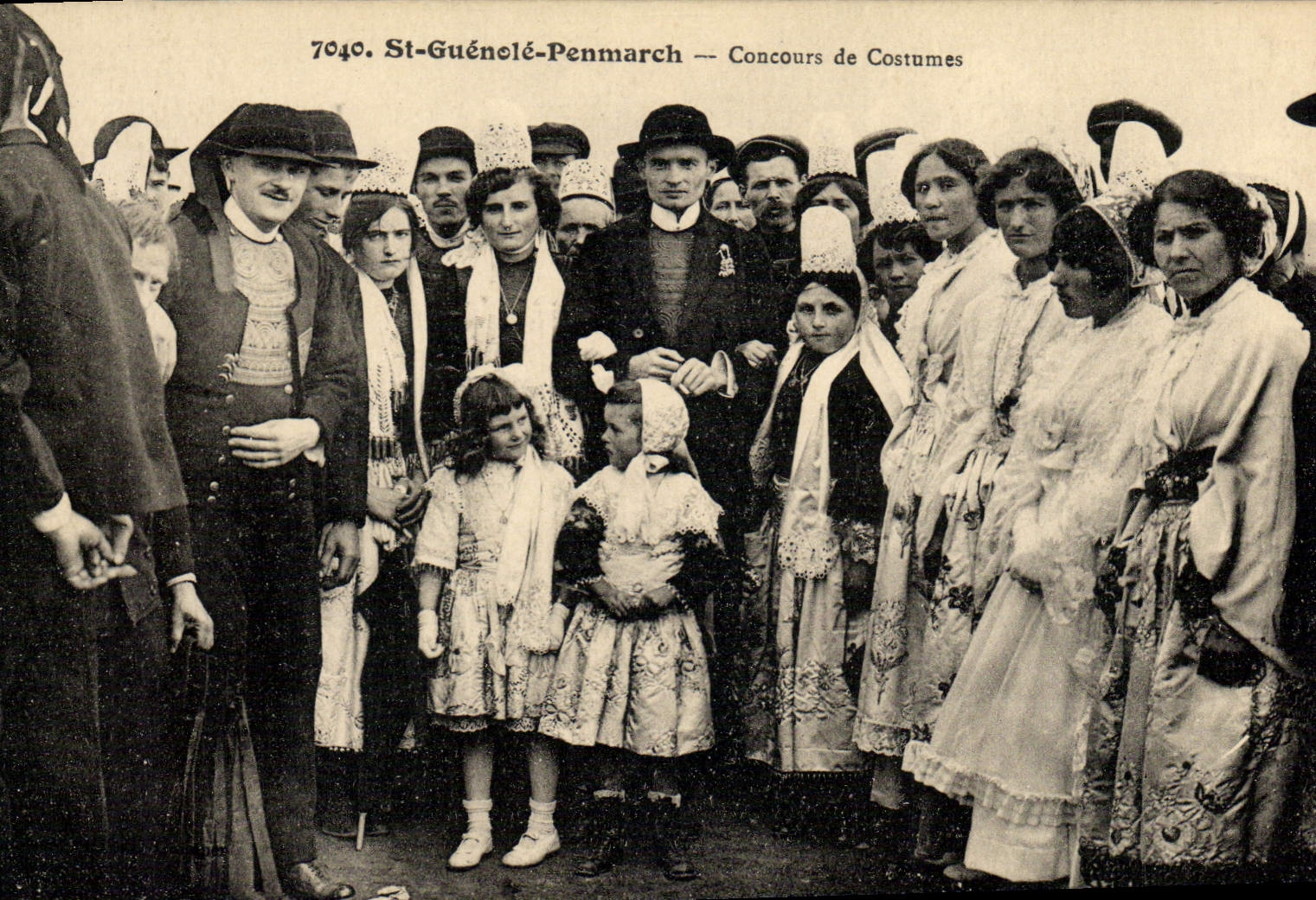CPA Folklore St Guenole Penmarch Concours de costumes 