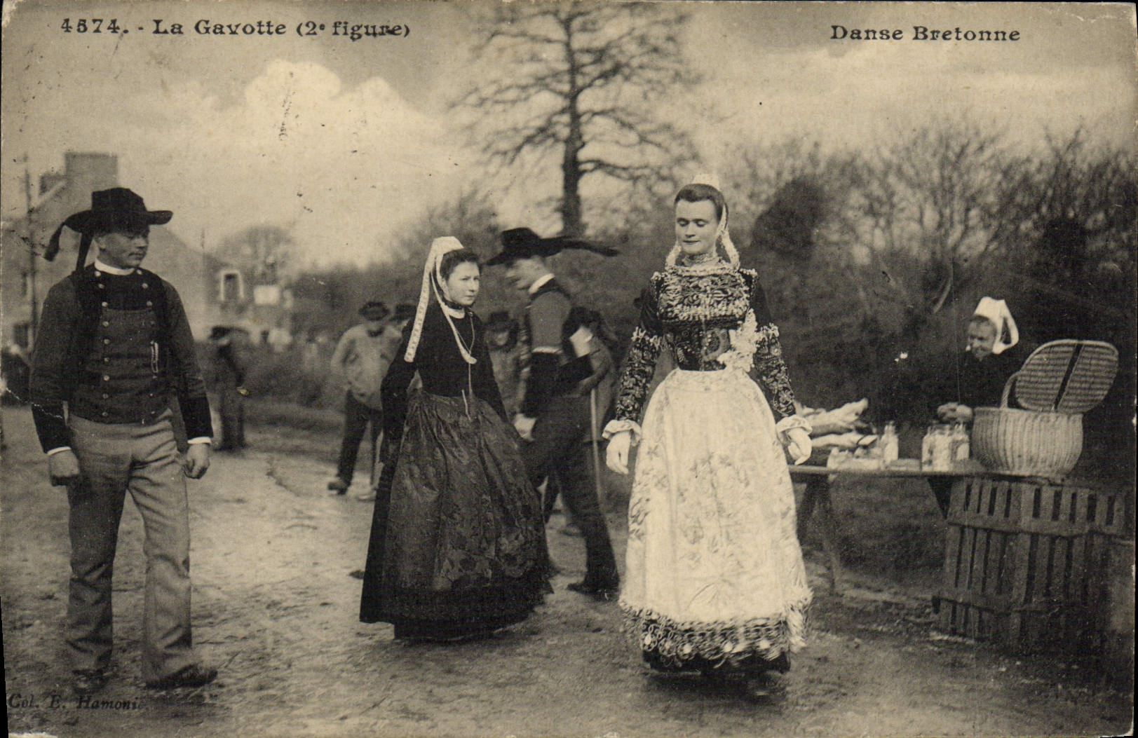 VINTAGE POSTCARD Folklore the gavotte Breton Dance