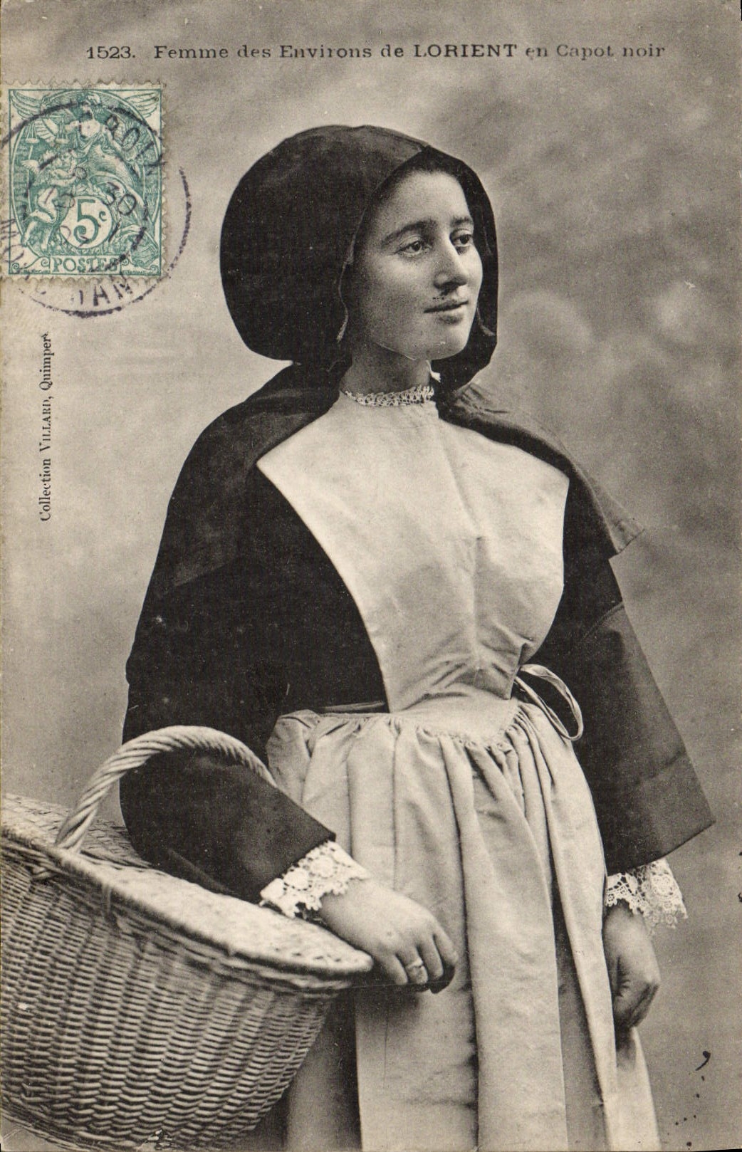 CPA Folklore Femme des environs de Lorient en capot noir 