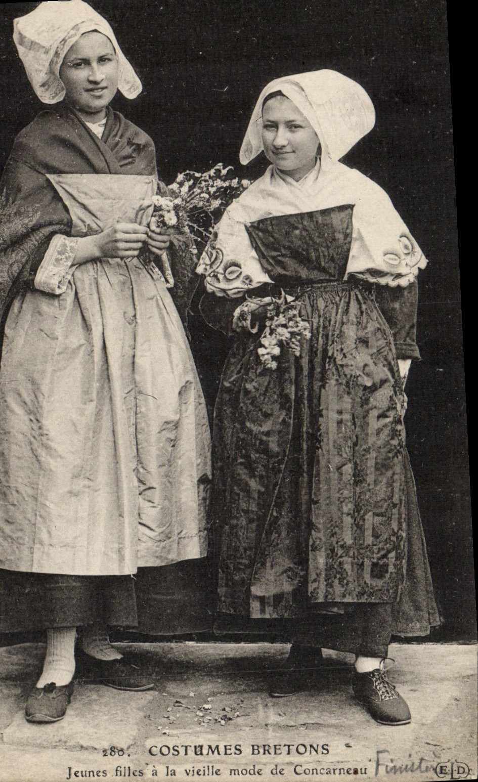 CPA Folklore Bretagne Jeunes filles a la vieille mode de Concarneau