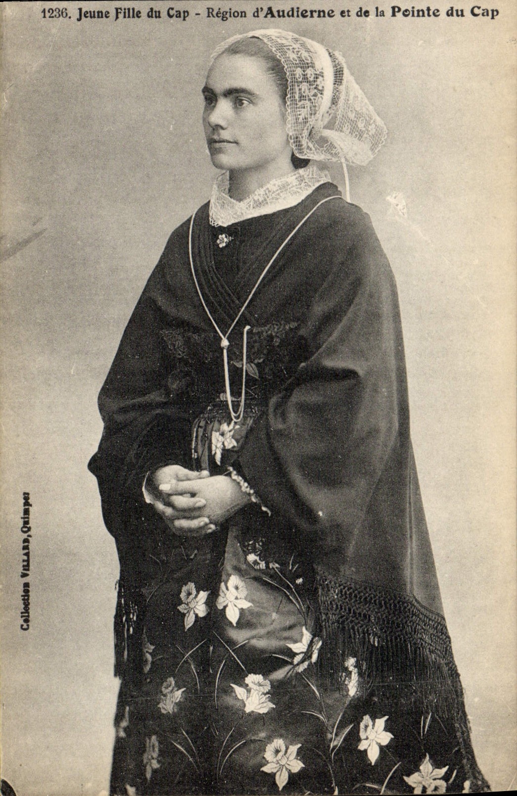 CPA Folklore Jeune fille du Cap Region d'Audierne et de la pointe du Cap 