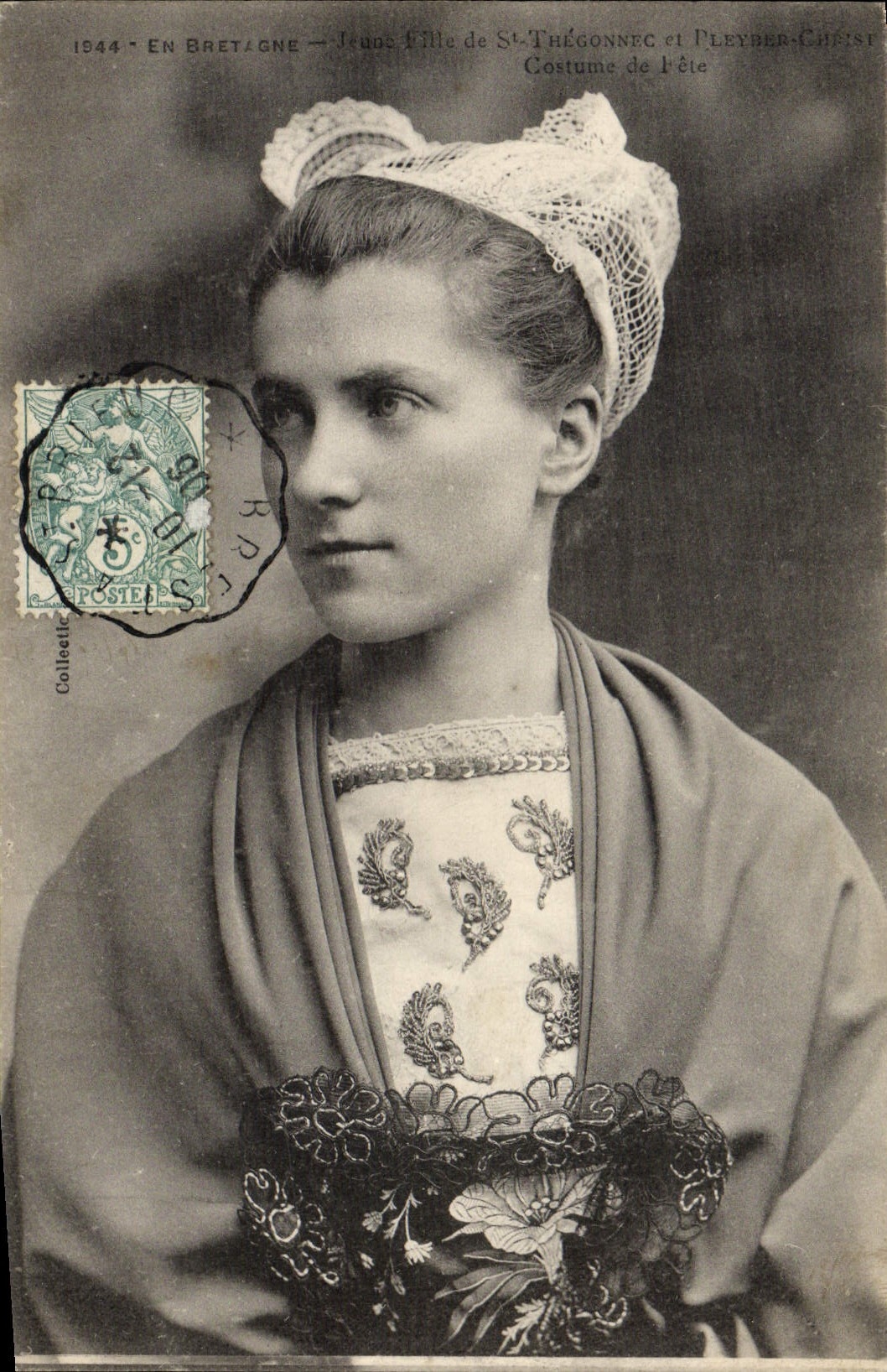 CPA Folklore Jeune fille de St Thegonnec et Pleyber Christ Costume de fete 
