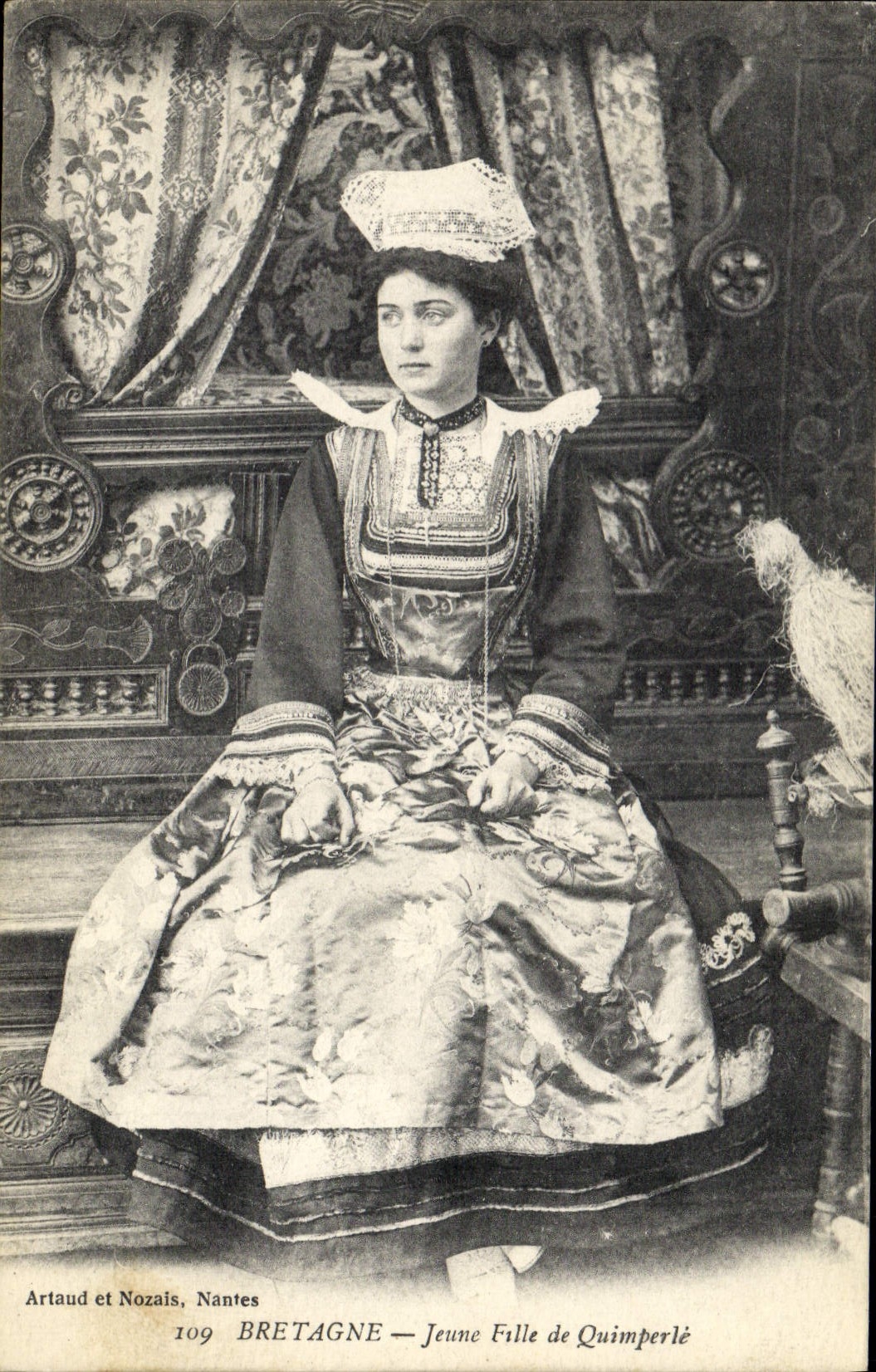 CPA Folklore Bretagne Jeune fille de Quimperle