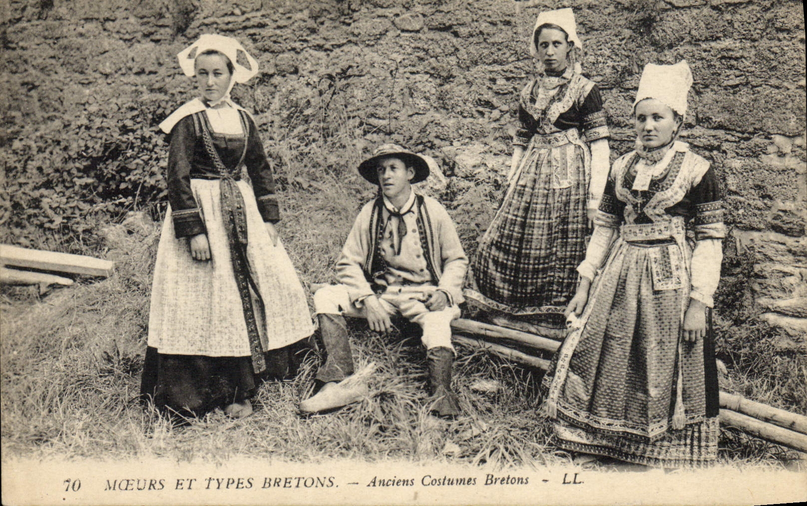 CPA Folklore Bretagne Anciens costumes bretons