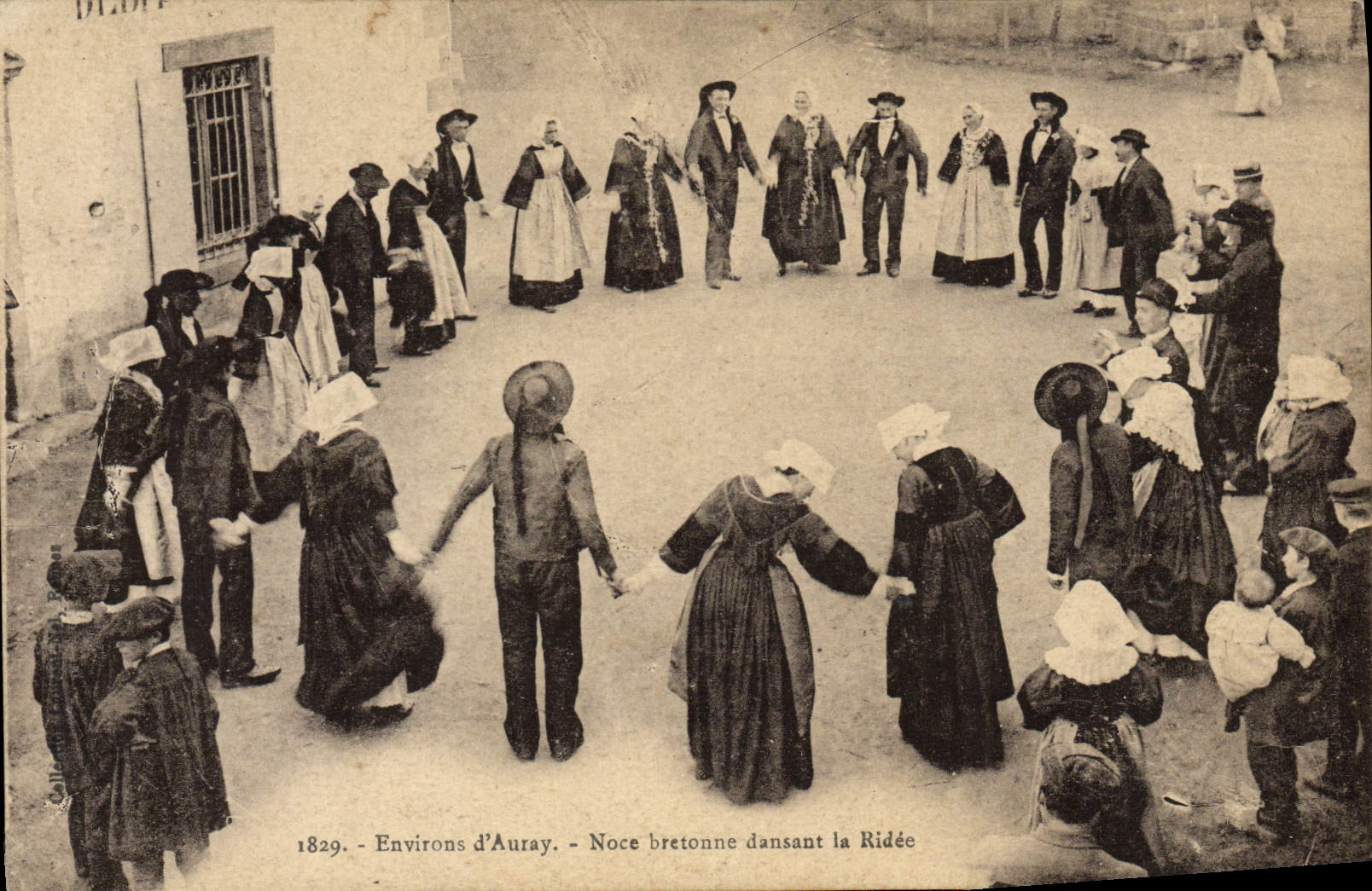 CPA Folklore Environs d'Auray Noce bretonne dansant la ridee