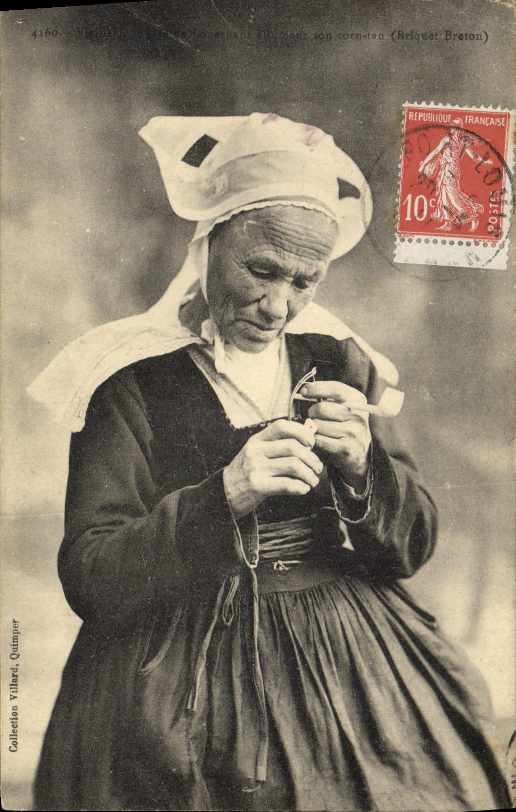 CPA Folklore Tabac Vieille femme de Fouesnant fumant son corn tan Briquet Breton