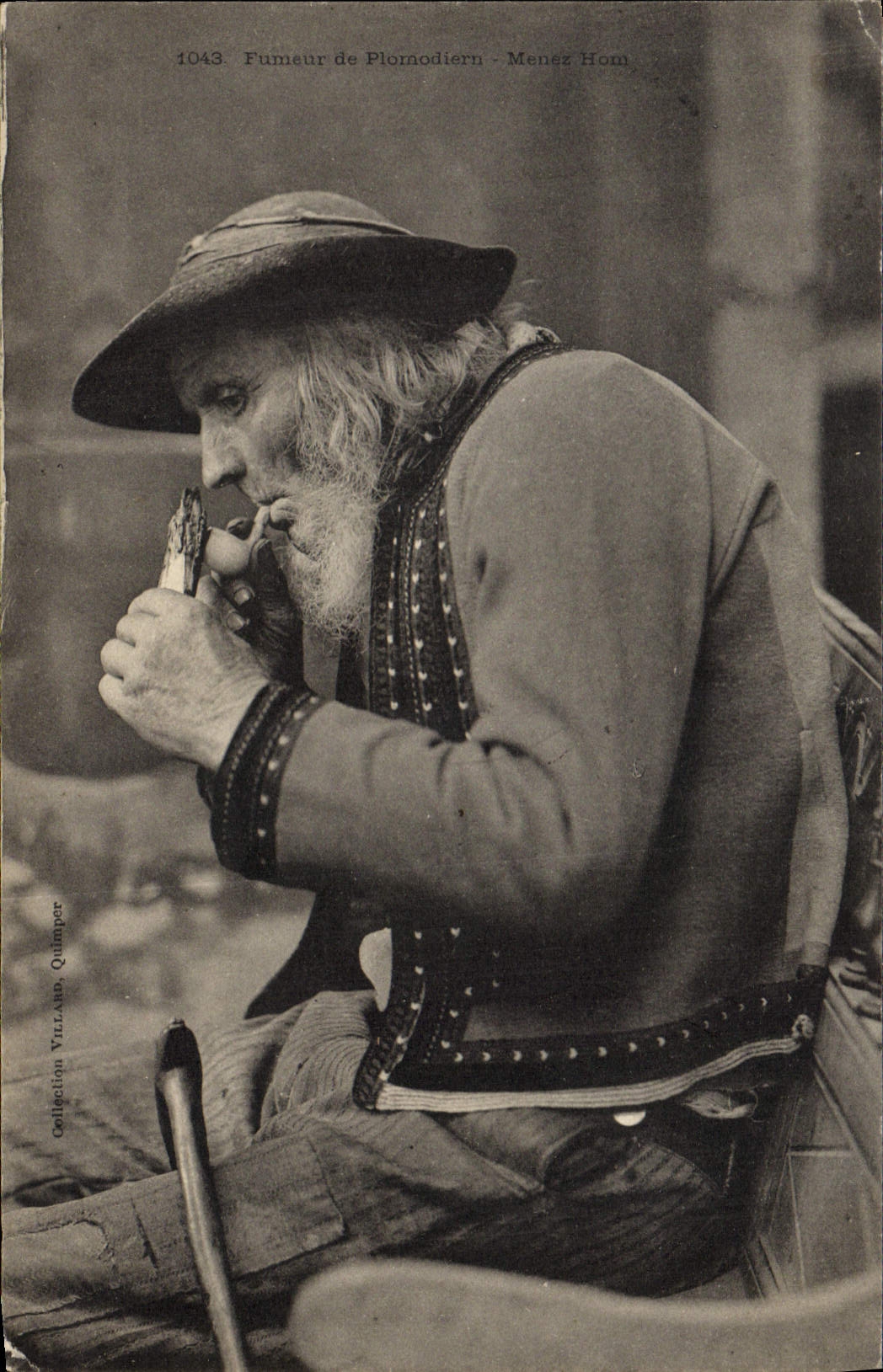 CPA Folklore Tabac Fumeur de Plomodiern Menez Horn 