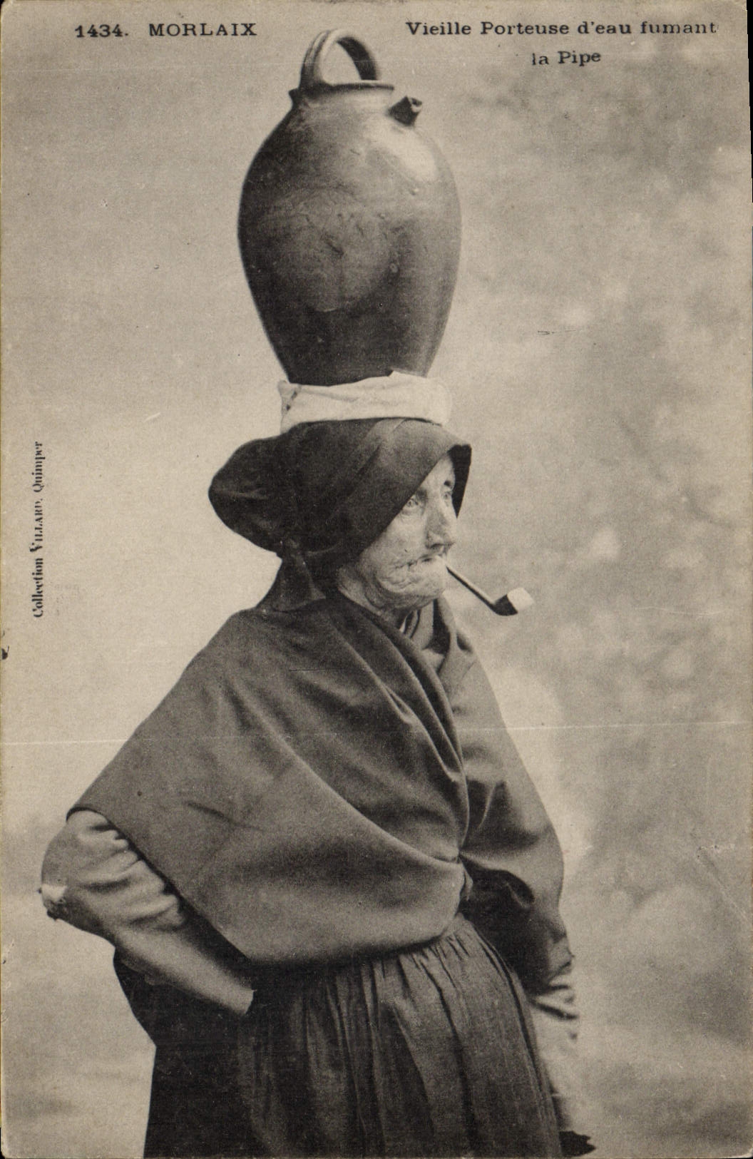 CPA Folklore Tabac Morlaix Vieille porteuse d'eau fumant la pipe 