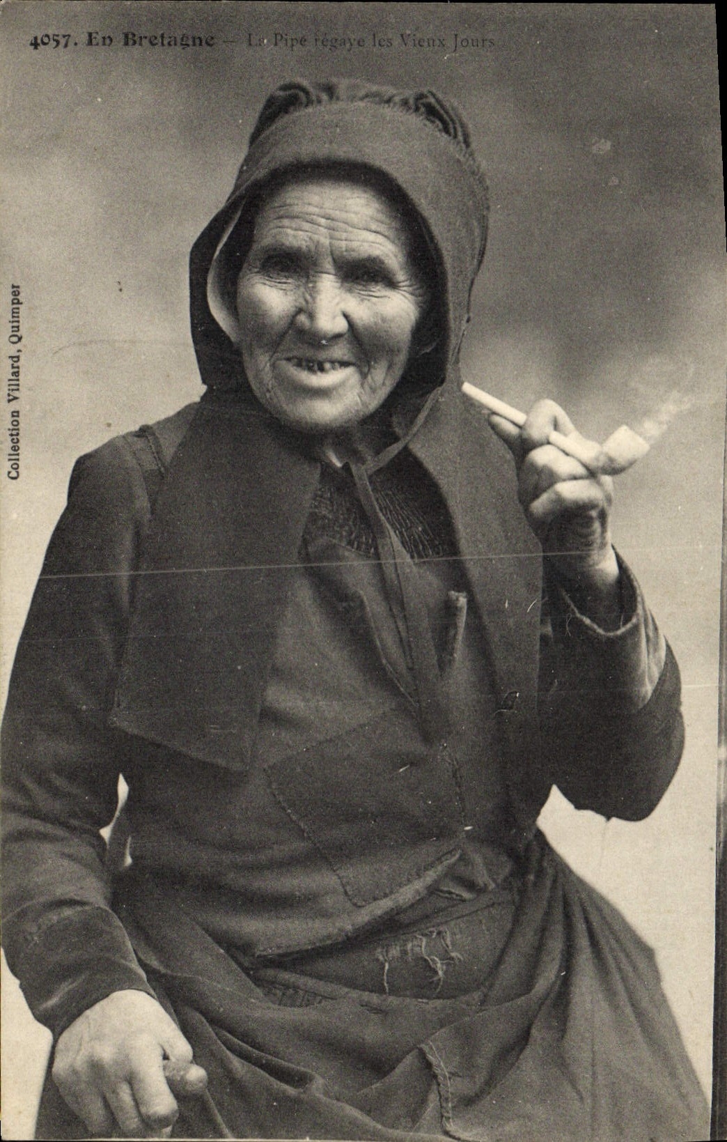 CPA Folklore Tabac Bretagne La pipe regaye ses vieux jours 