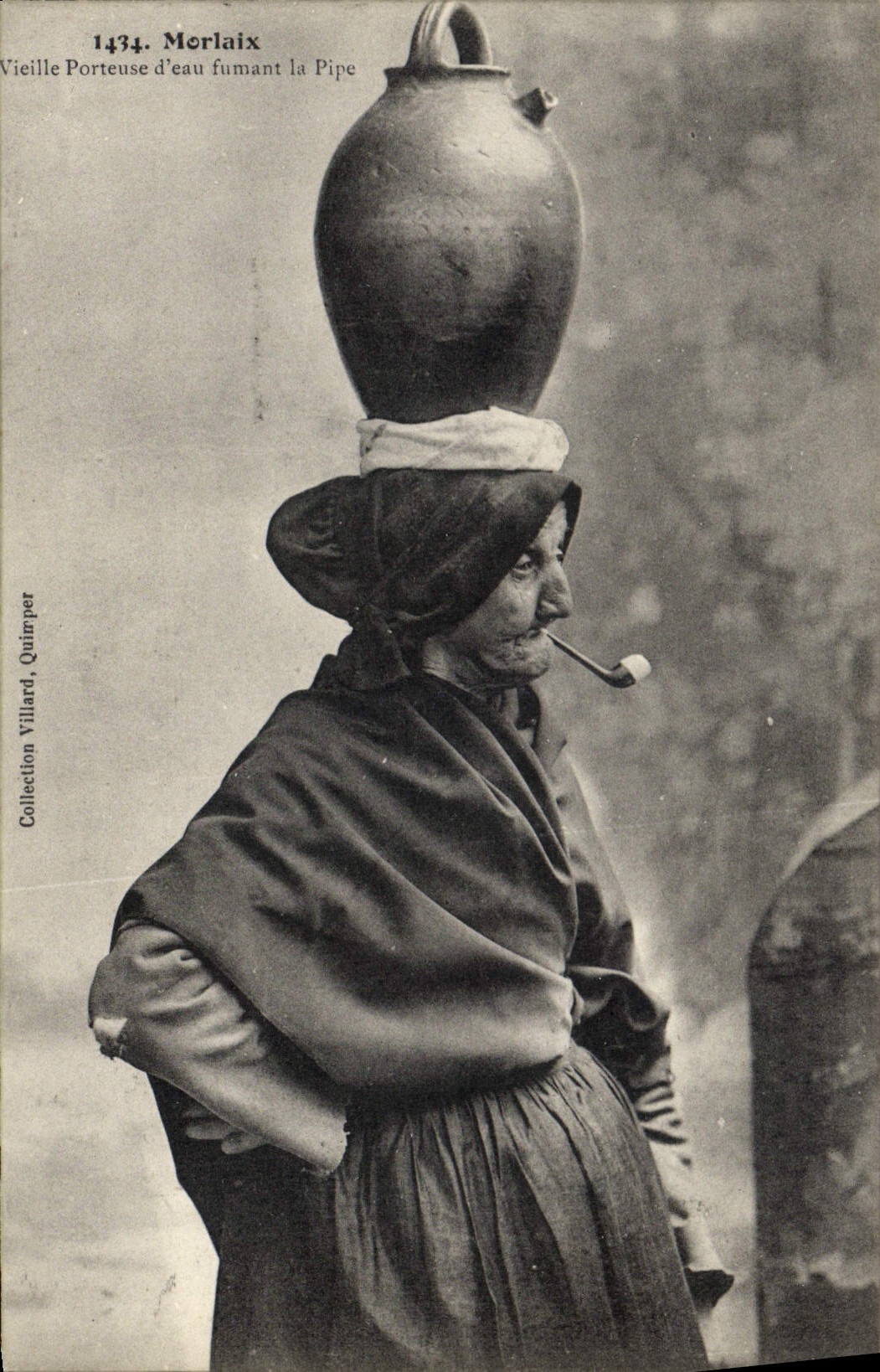 CPA Folklore Tabac Morlaix La vieille porteuse d'eau fumant sa pipe