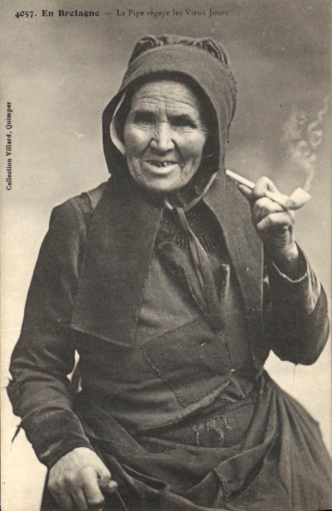 CPA Folklore Tabac Bretagne La pipe egaye les vieux jours