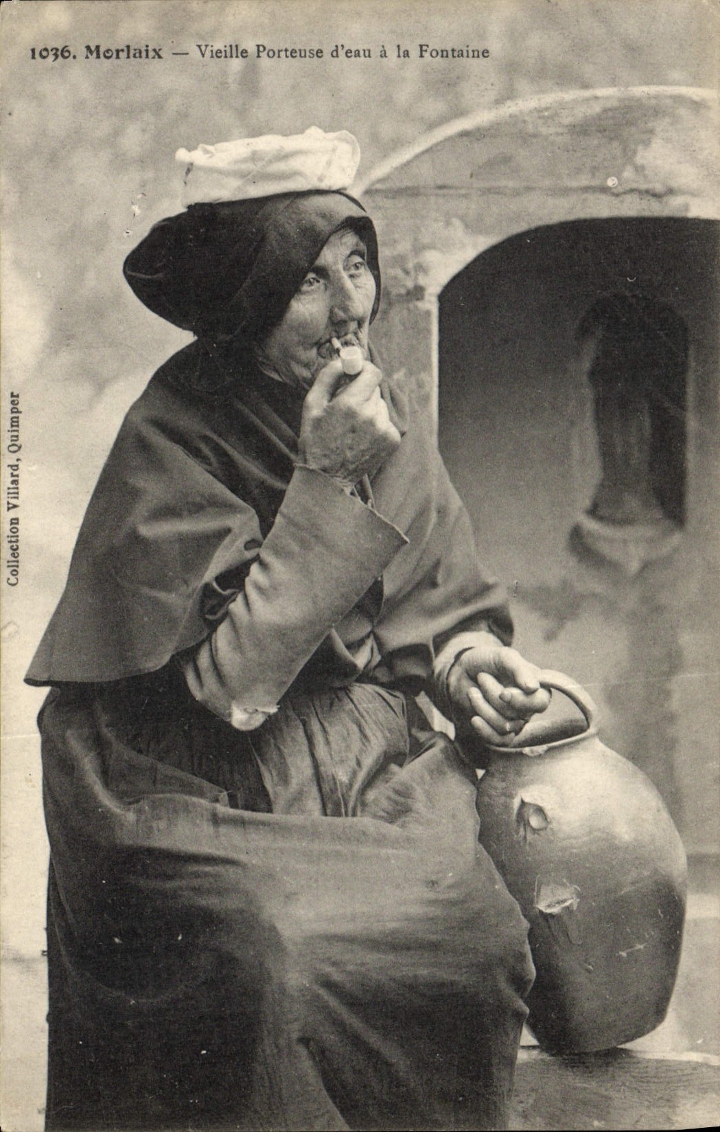 CPA Folklore Tabac Morlaix Vieille porteuse d'eau a la fontaine 