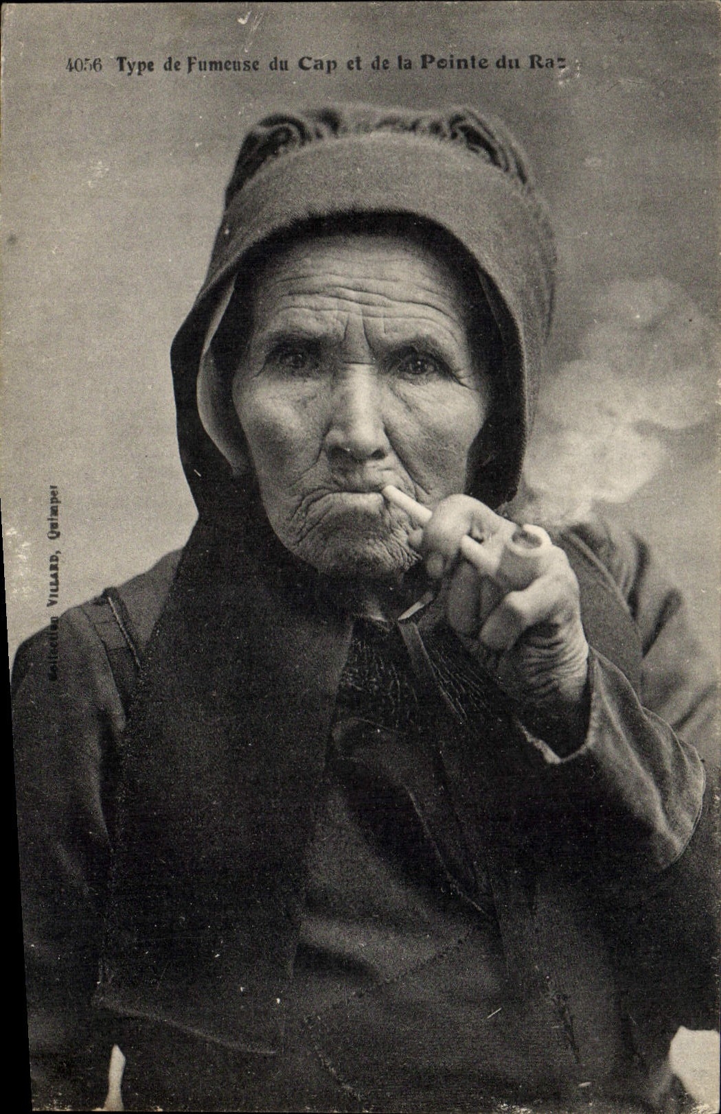 CPA Folklore Tabac Type de fumeuse du Cap et de la Pointe du Raz