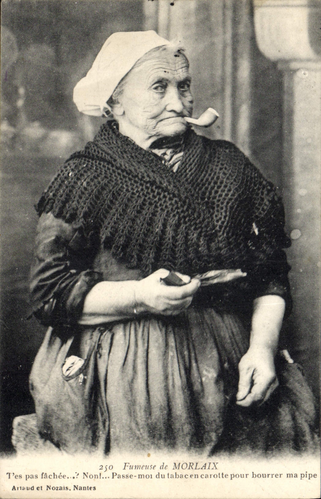 CPA Folklore Tabac Fumeuse de Morlaix 