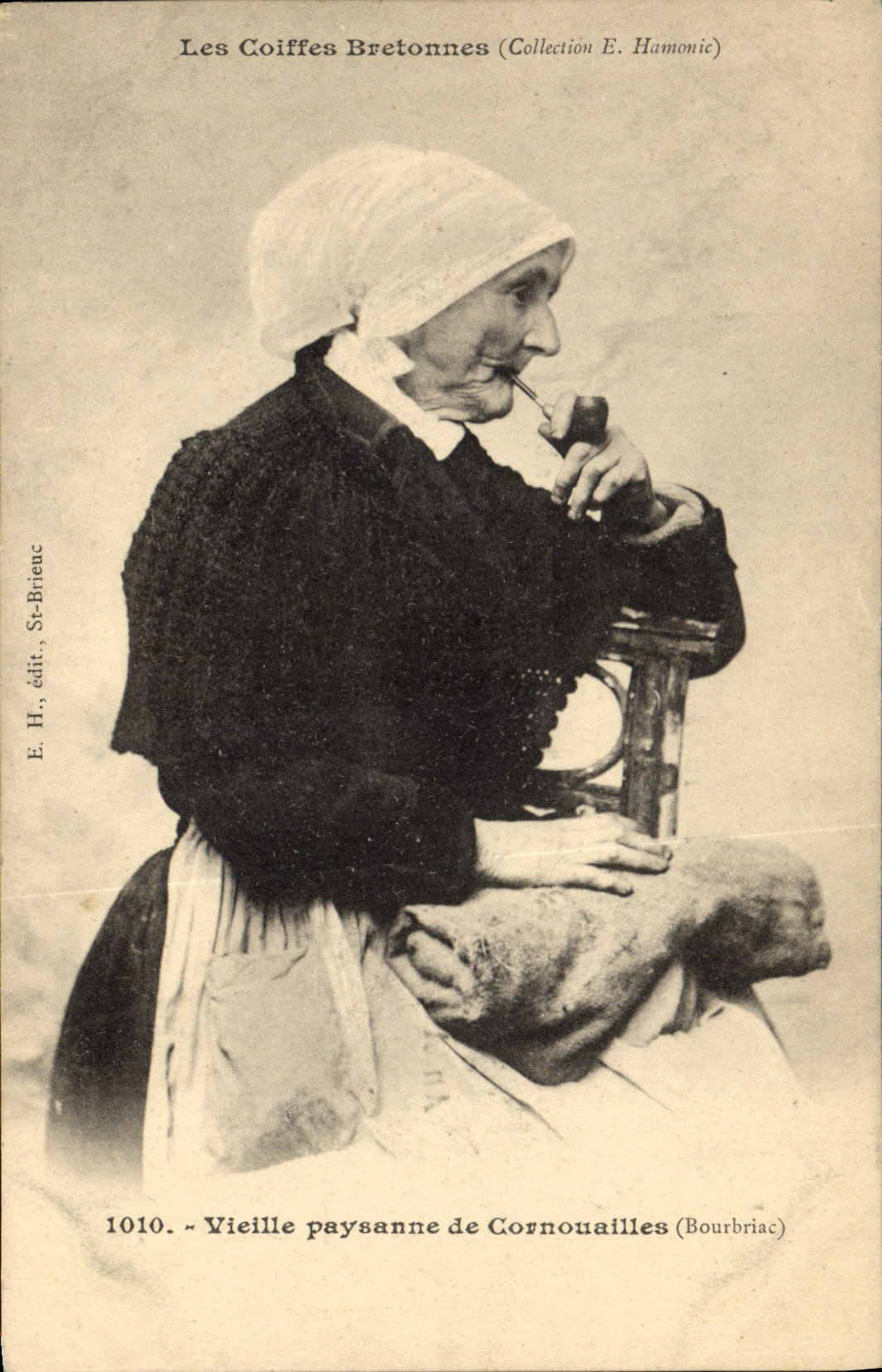 CPA Folklore Tabac Coiffes bretonnes Vieille paysanne de Cornouailles Bourbriac