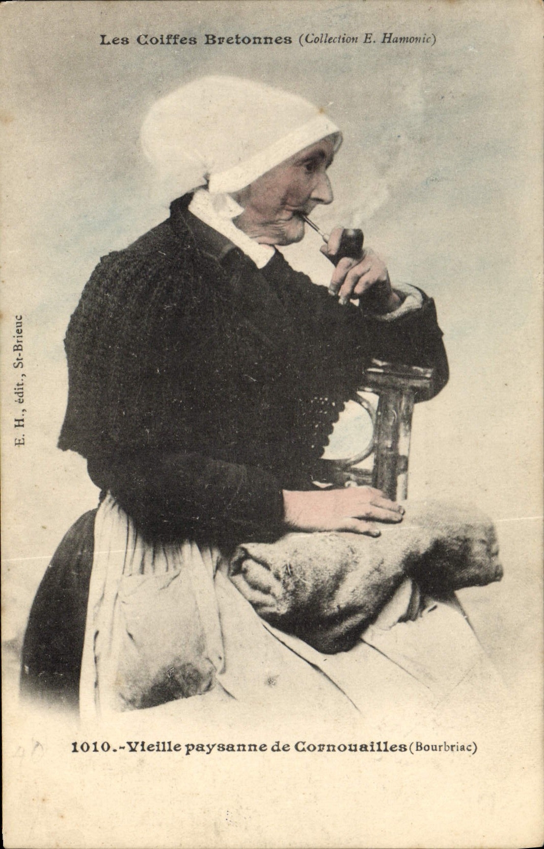 CPA Folklore Tabac Coiffes bretonnes Vieille paysanne de Cornouailles Bourbriac