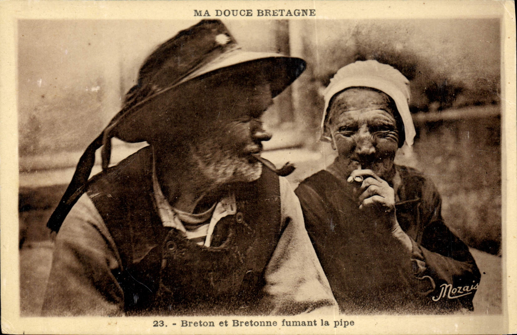 CPA Folklore Tabac Bretagne Breton et bretonne fumant la pipe